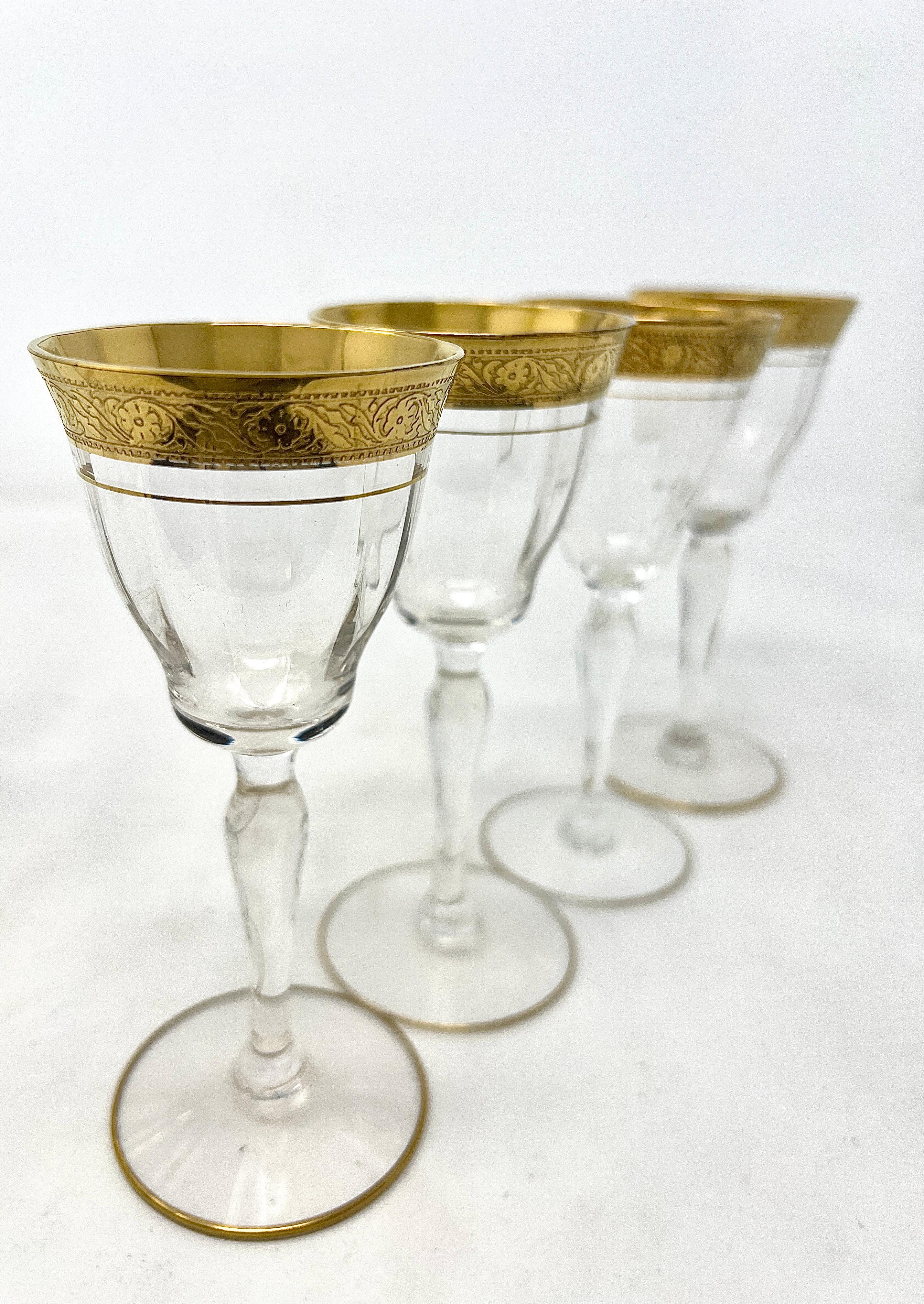 20ième siècle Ensemble de 8 verres à cordial en cristal taillé avec gravure d'or, vers 1930-1940. en vente