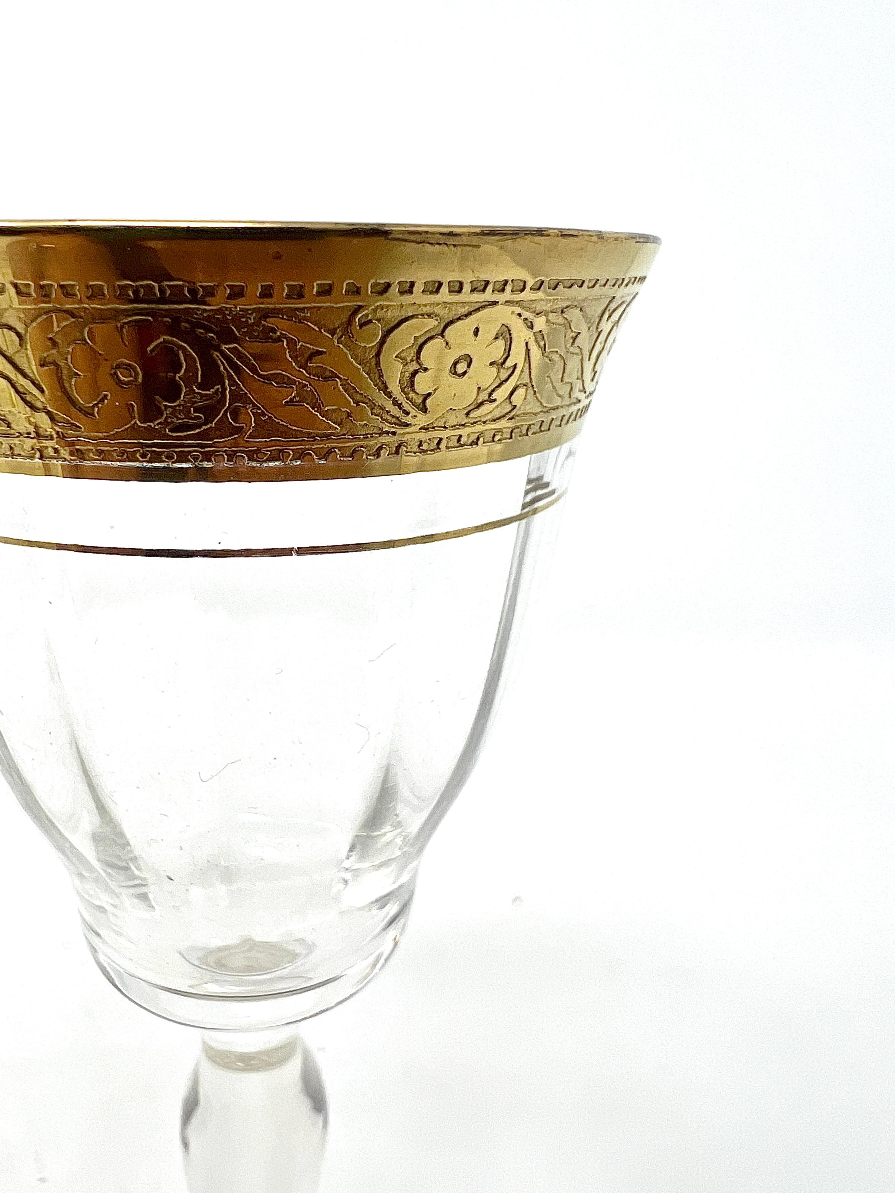 Cristal Ensemble de 8 verres à cordial en cristal taillé avec gravure d'or, vers 1930-1940. en vente