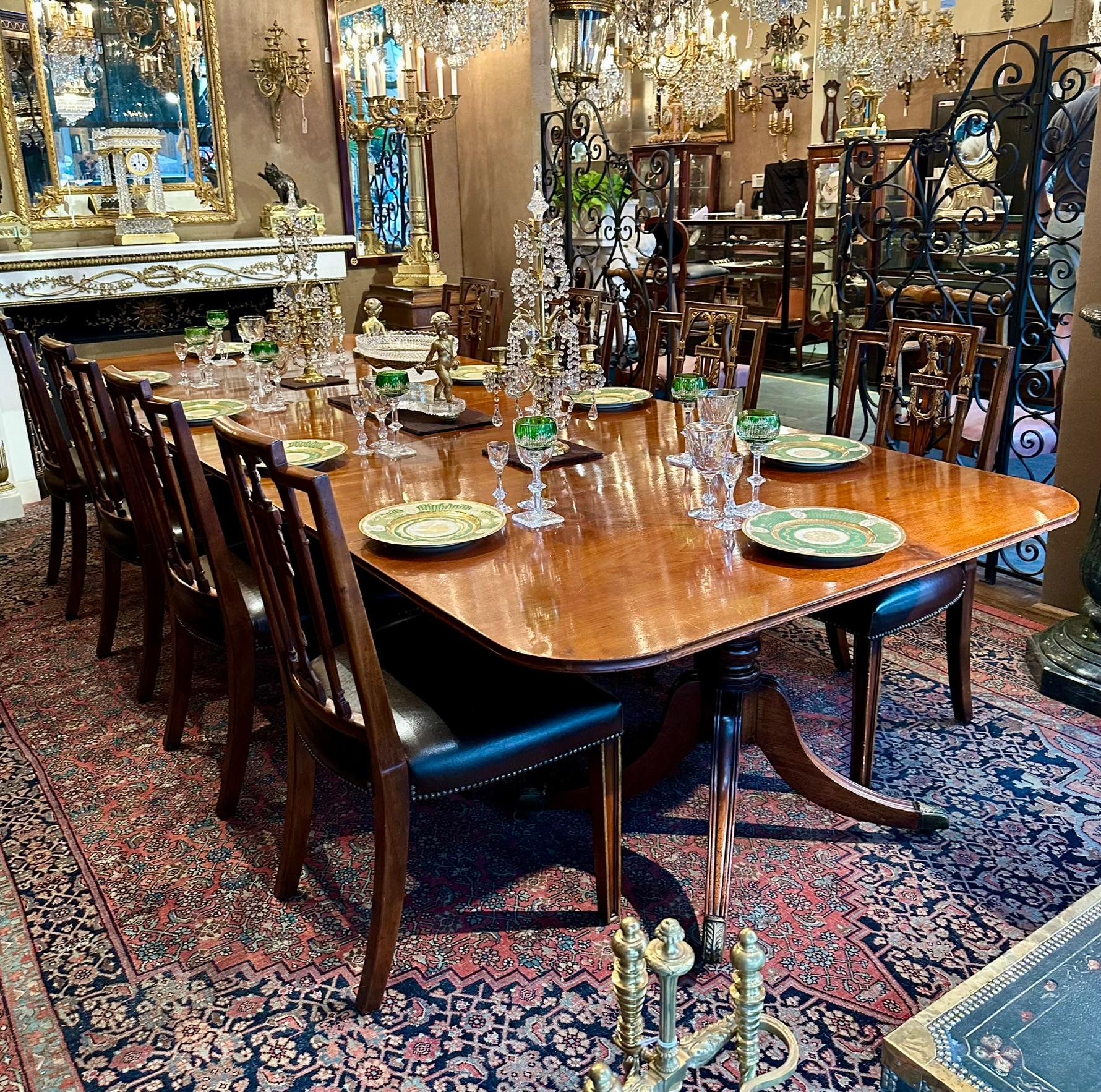 Set di 8 sedie da pranzo di proprietà in mogano inglese Hepplewhite Design, anni '50 circa. in vendita 4