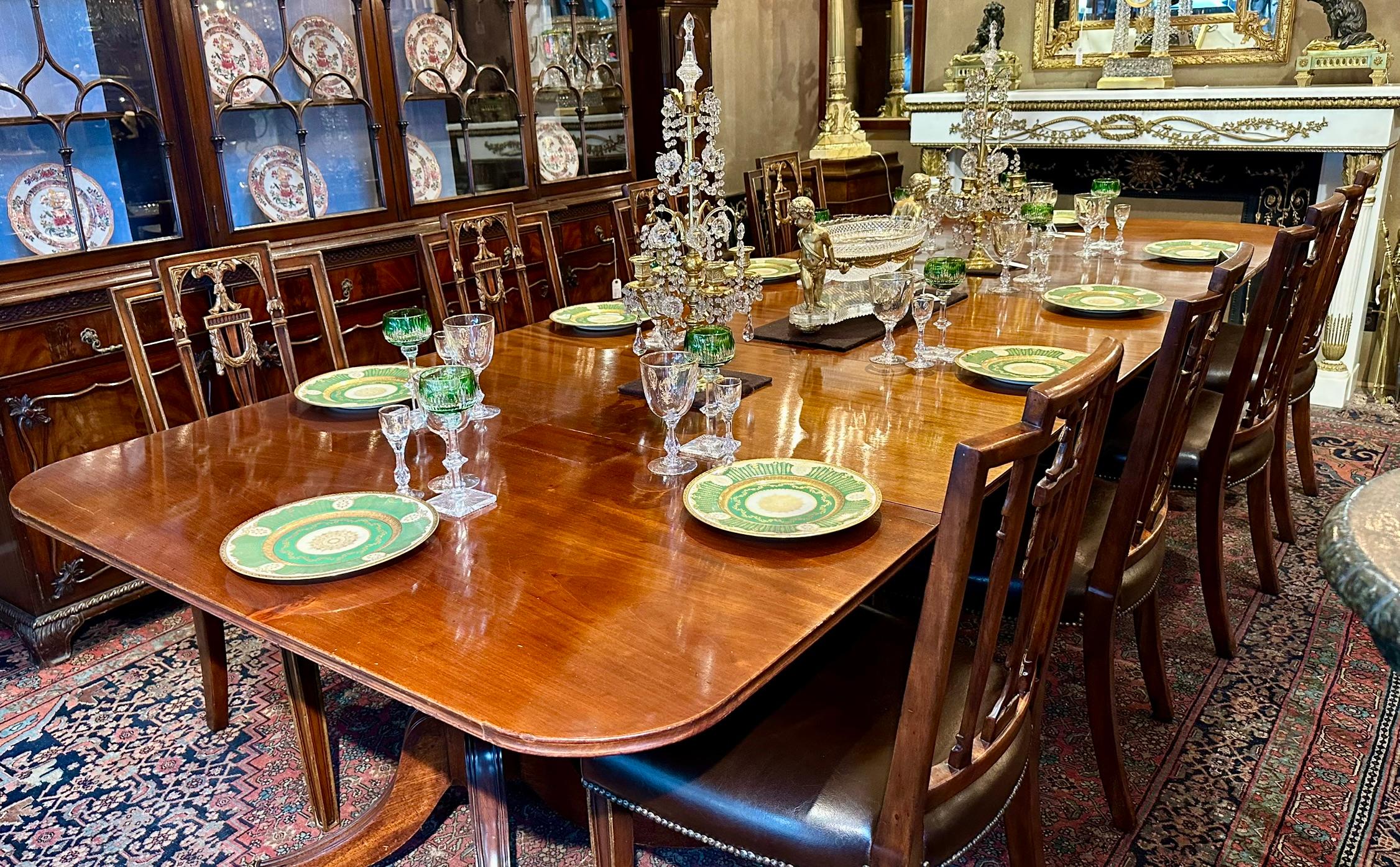 Set di 8 sedie da pranzo di proprietà in mogano inglese Hepplewhite Design, anni '50 circa. in vendita 5
