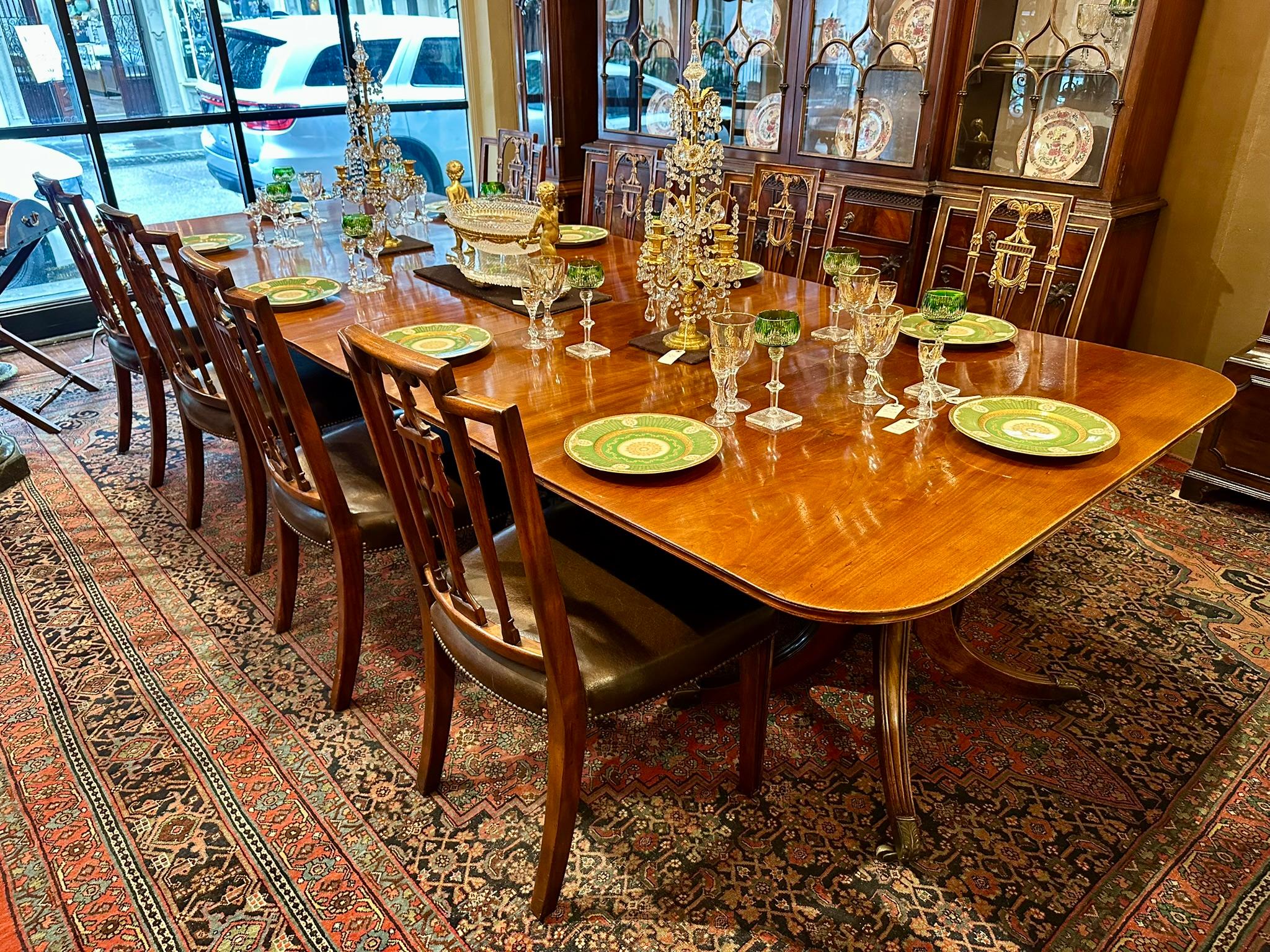 Set di 8 sedie da pranzo di proprietà in mogano inglese Hepplewhite Design, anni '50 circa. in vendita 3
