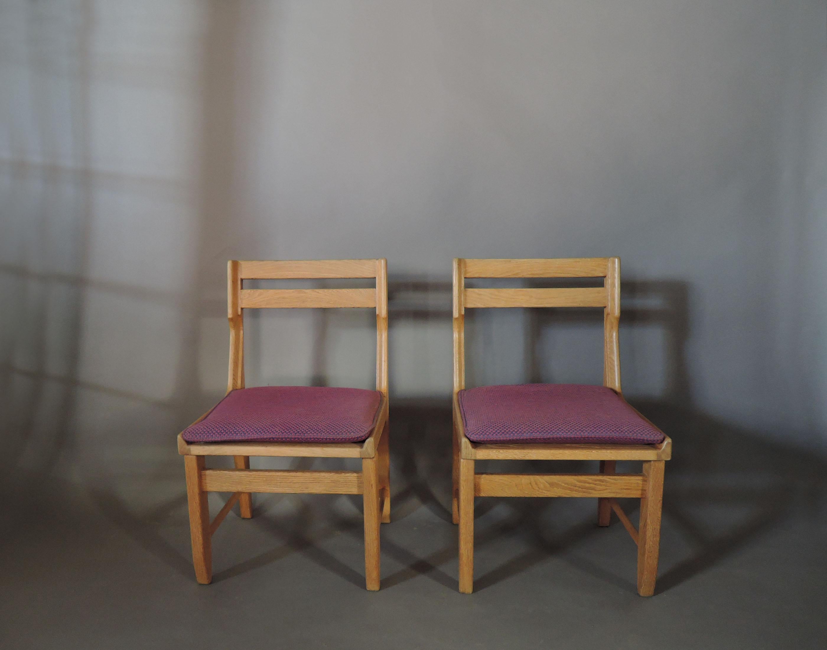 Robert Guillerme (1913-1990) und Jacques Chambron (1914-2001) - Ein Satz von acht feinen französischen Beistellstühlen aus massiver Eiche aus der Mitte des Jahrhunderts. Modell 