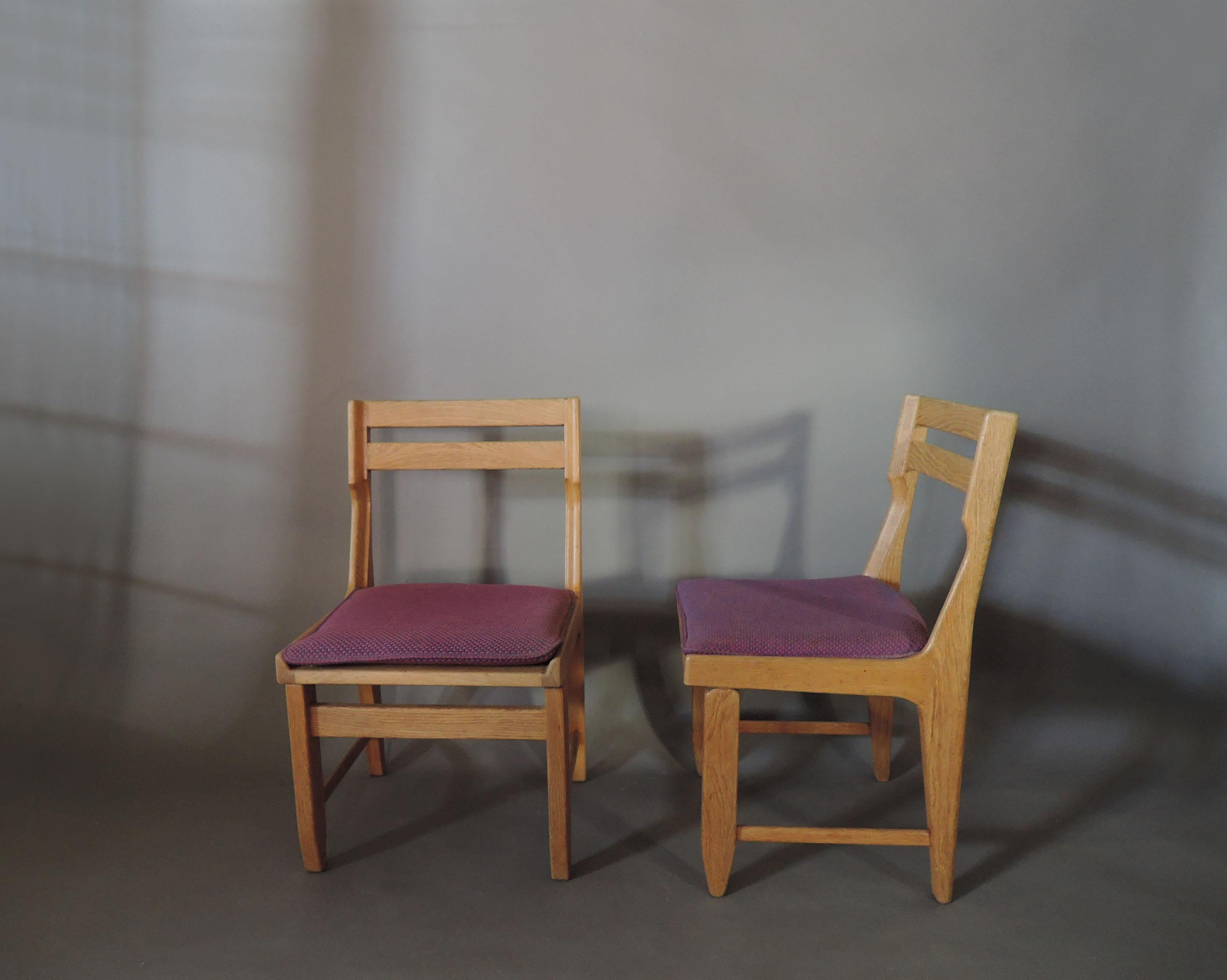 Mid-Century Modern Set of 8 Fine 1970s Oak Dining Chairs by Guillerme & Chambron  For Sale