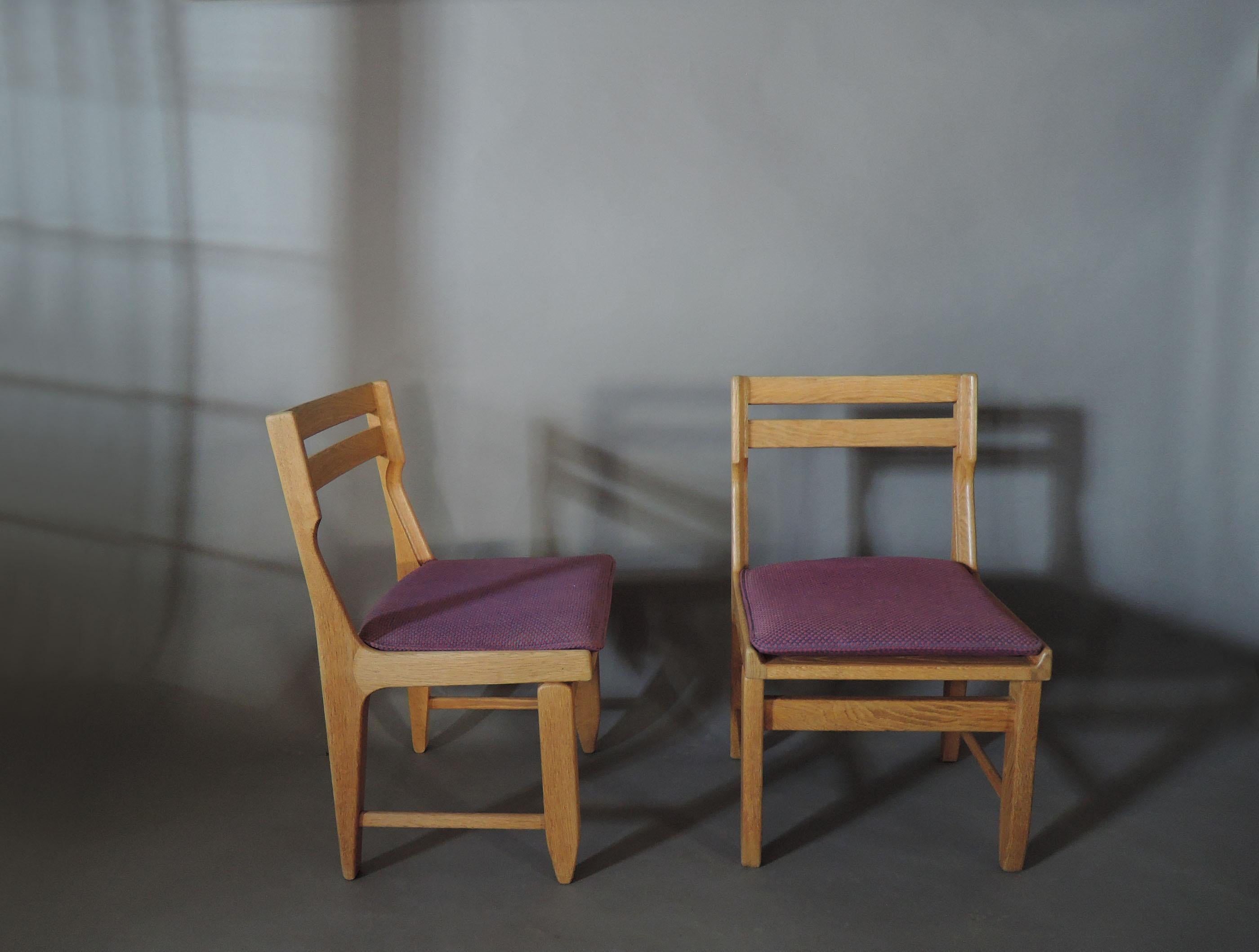 Set of 8 Fine 1970s Oak Dining Chairs by Guillerme & Chambron  For Sale 1