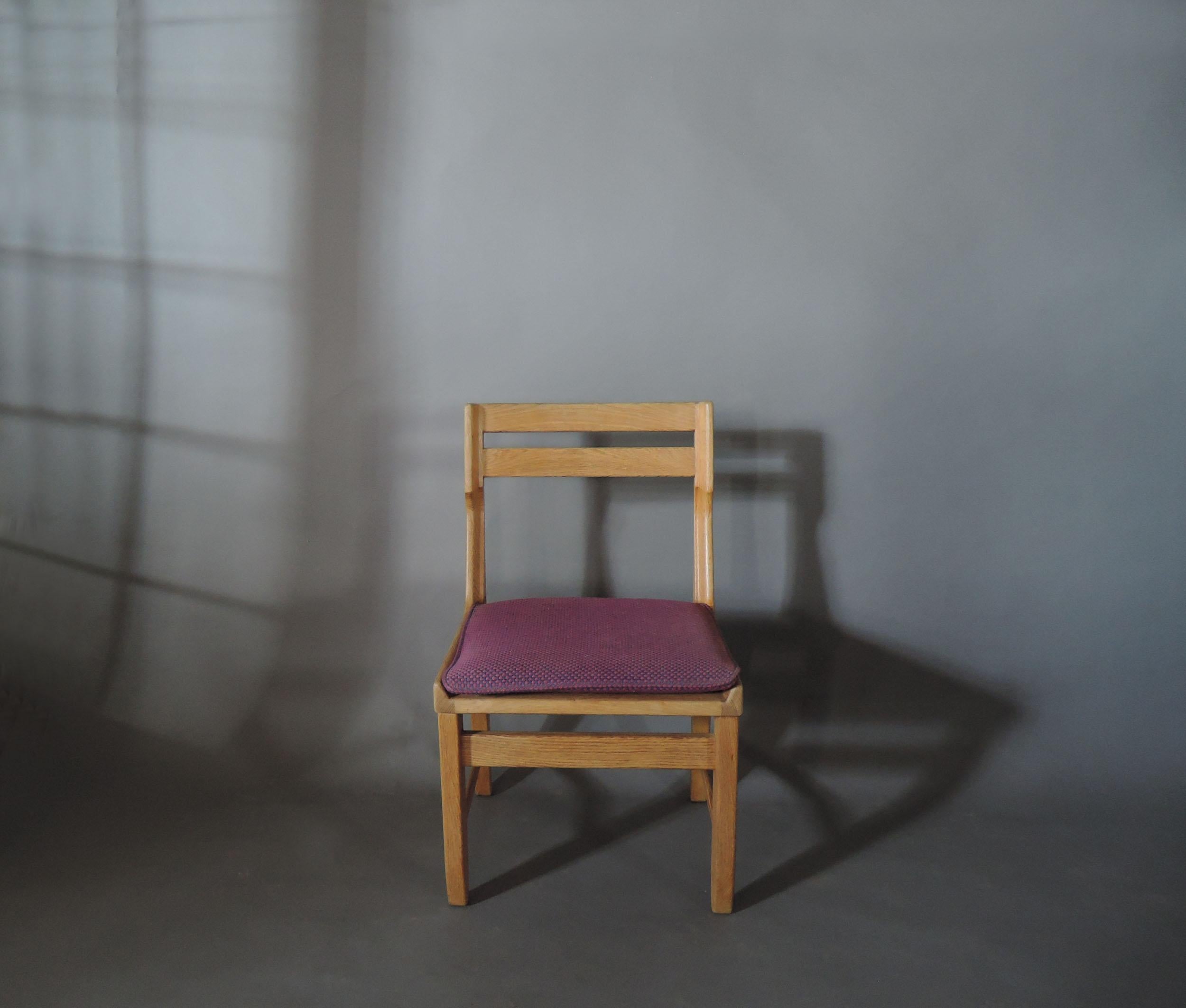 Ensemble de 8 chaises de salle à manger en chêne des années 1970 par Guillerme & Chambron  en vente 1