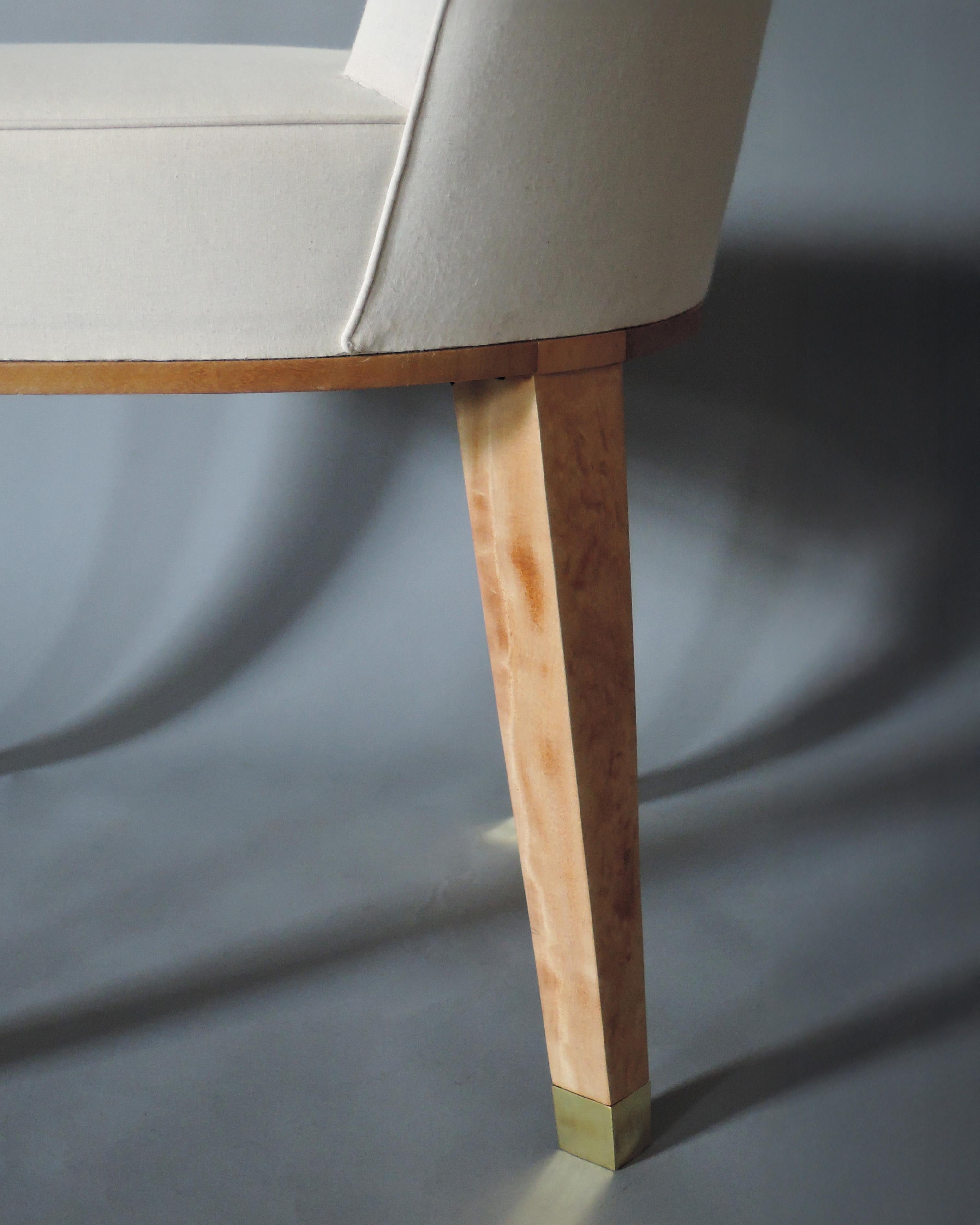 Satz von 8 französischen Esszimmerstühlen aus gebleichtem Mahagoni der 1950er Jahre von Jacques Adnet im Angebot 8