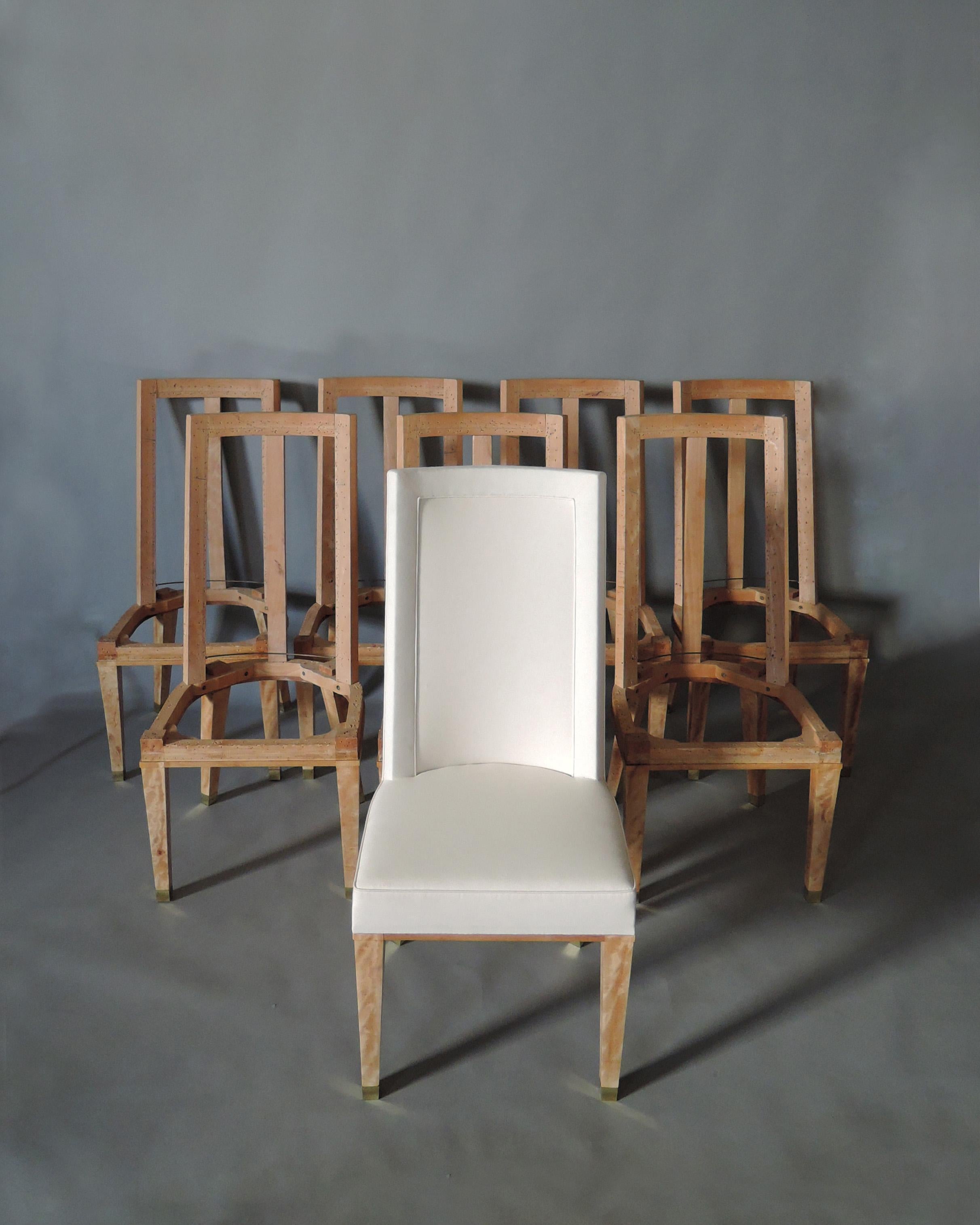 Jacques Adnet (1900-1984) - Satz von acht feinen französischen Esszimmerstühlen aus gebleichtem Mahagoni mit Messingschuhen, Mitte des Jahrhunderts.

Provenienz: Palais des Consuls von Rouen.

Bibliographie: 