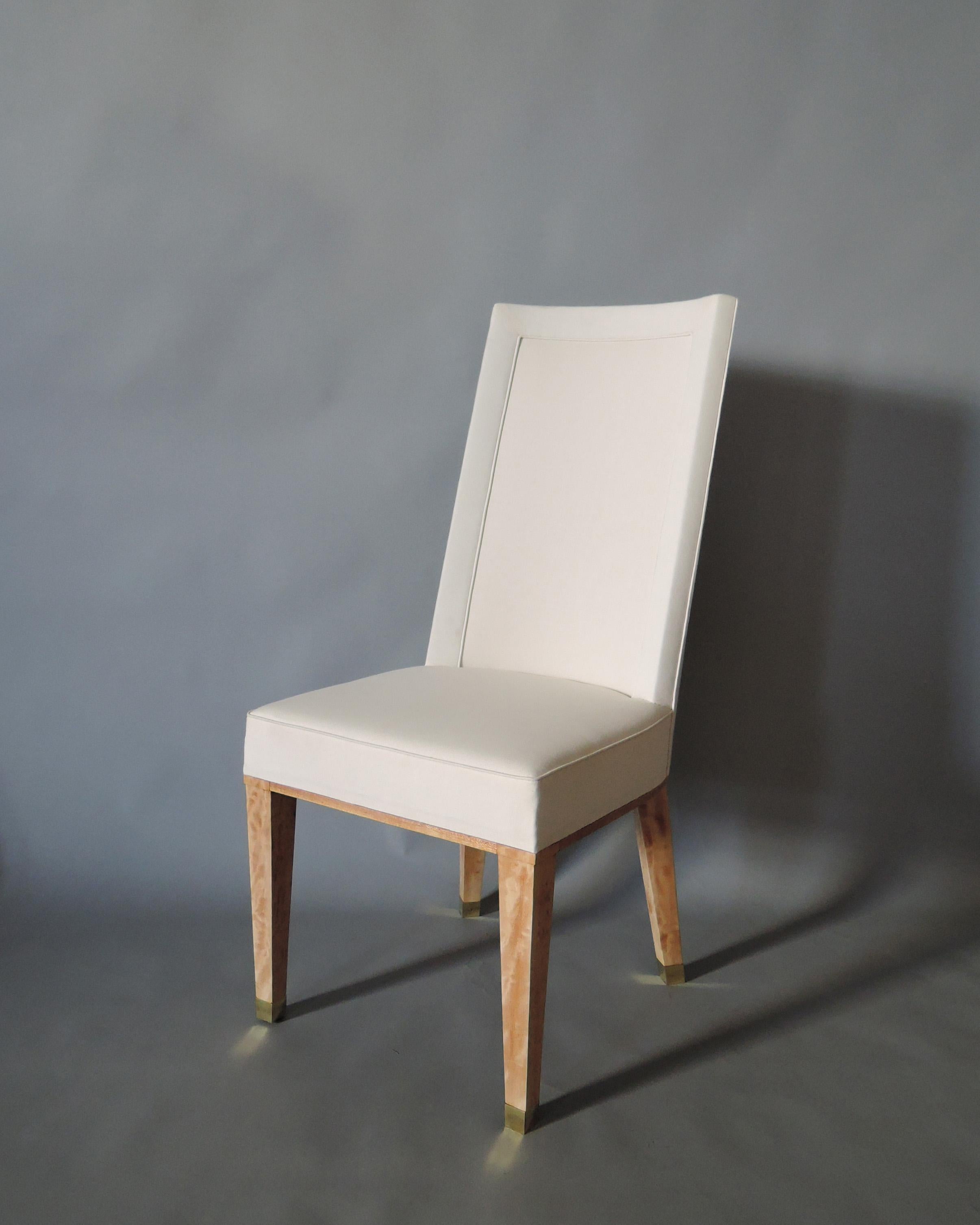 Satz von 8 französischen Esszimmerstühlen aus gebleichtem Mahagoni der 1950er Jahre von Jacques Adnet (Französisch) im Angebot