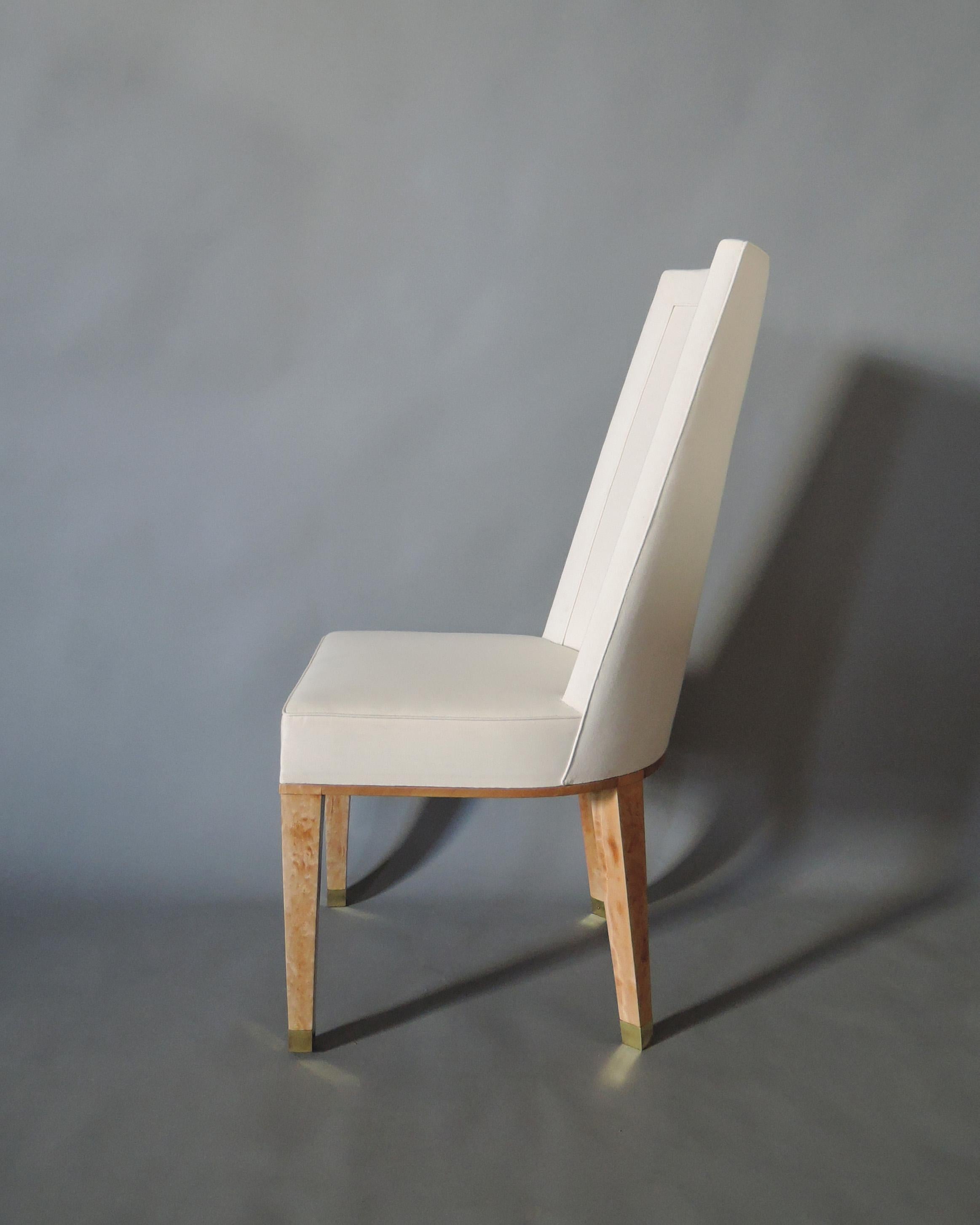 Satz von 8 französischen Esszimmerstühlen aus gebleichtem Mahagoni der 1950er Jahre von Jacques Adnet im Zustand „Gut“ im Angebot in Long Island City, NY