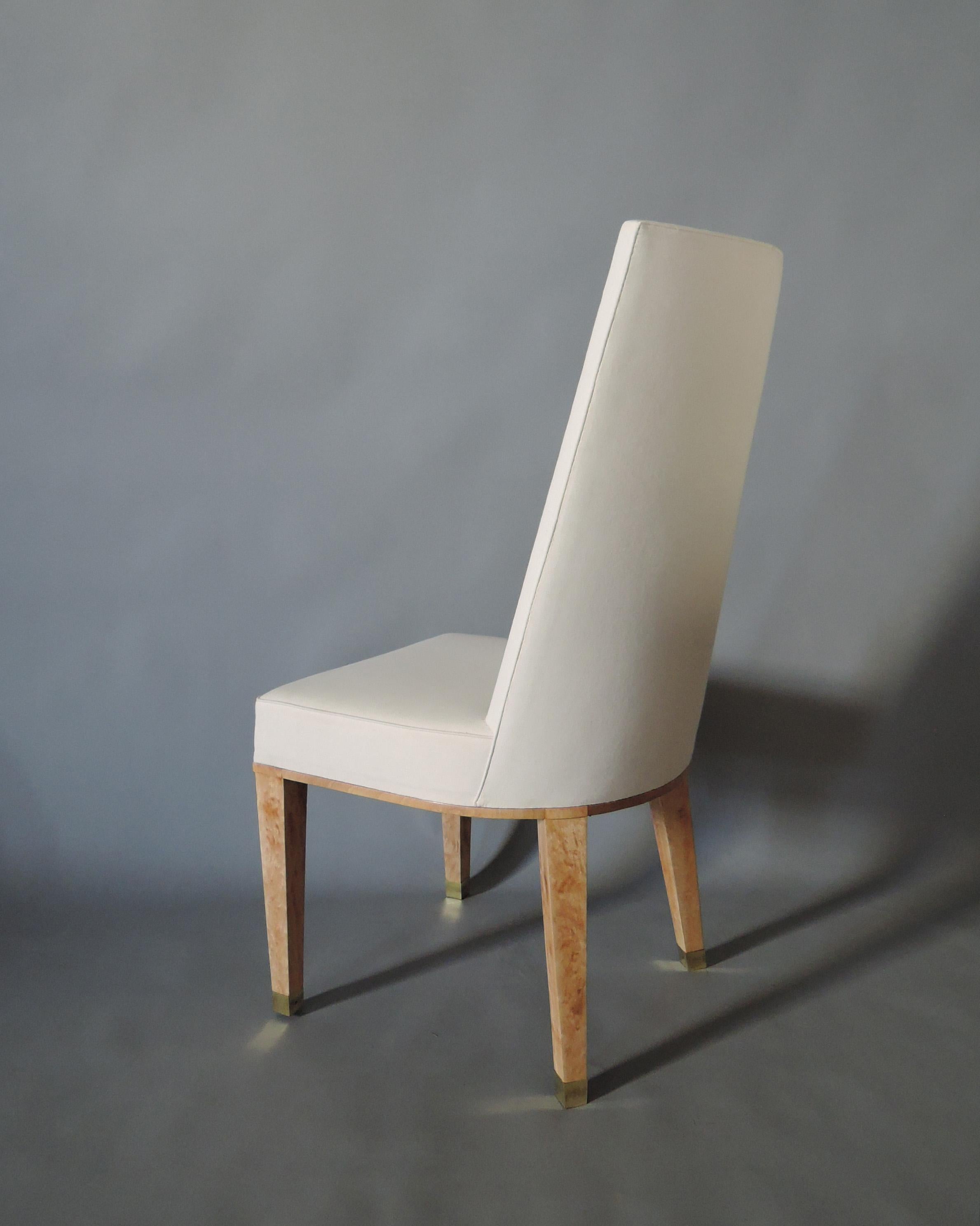 Satz von 8 französischen Esszimmerstühlen aus gebleichtem Mahagoni der 1950er Jahre von Jacques Adnet (Mitte des 20. Jahrhunderts) im Angebot