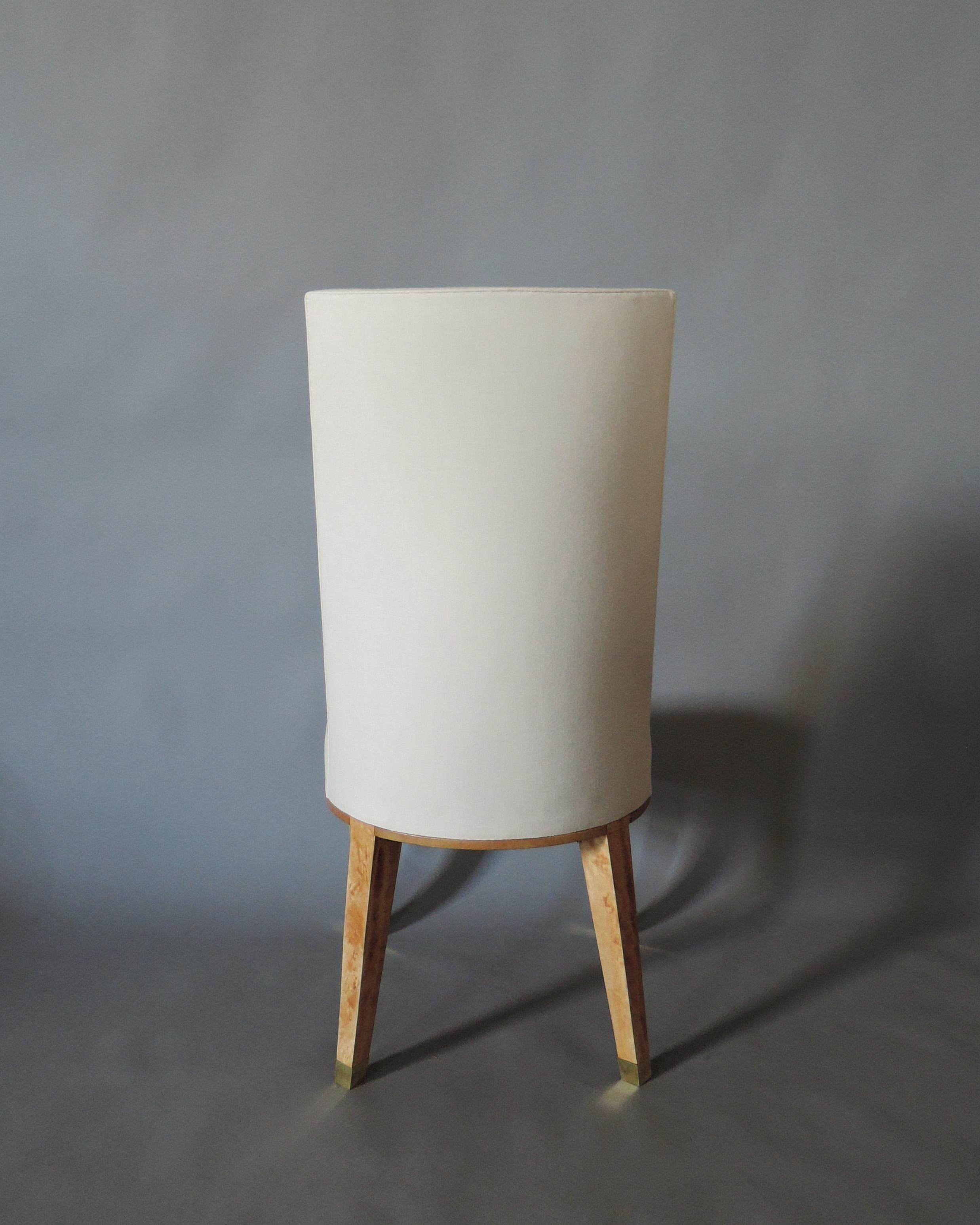 Satz von 8 französischen Esszimmerstühlen aus gebleichtem Mahagoni der 1950er Jahre von Jacques Adnet (Messing) im Angebot