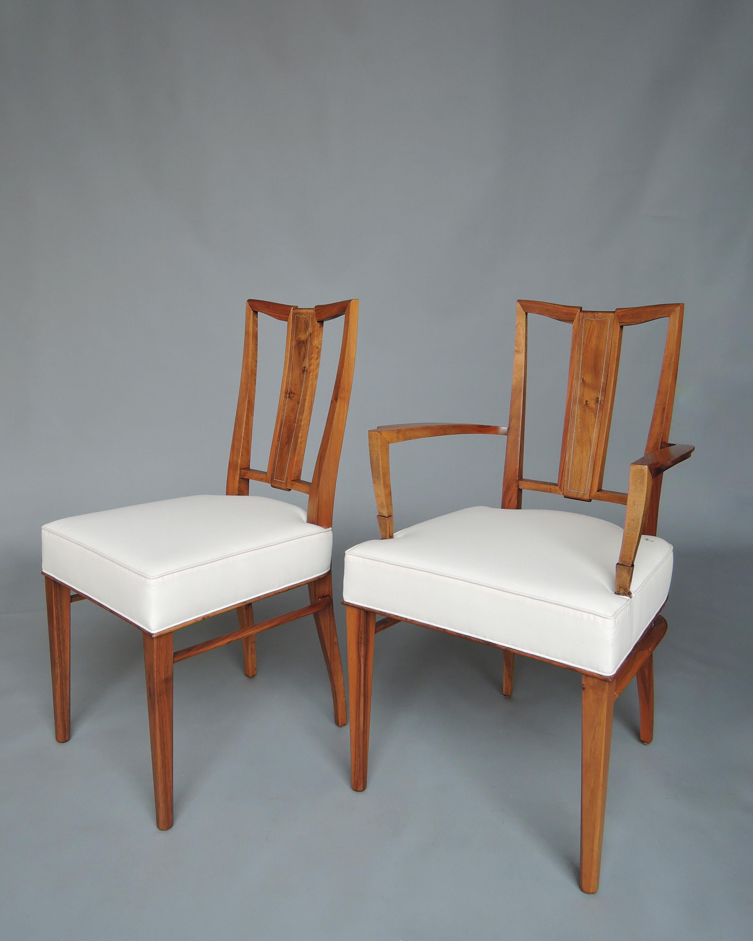 8 Stühle aus Nussbaumholz von Dominique im französischen Art Déco-Stil (6 Seiten- und 2 Armlehnenstühle) im Zustand „Gut“ im Angebot in Long Island City, NY