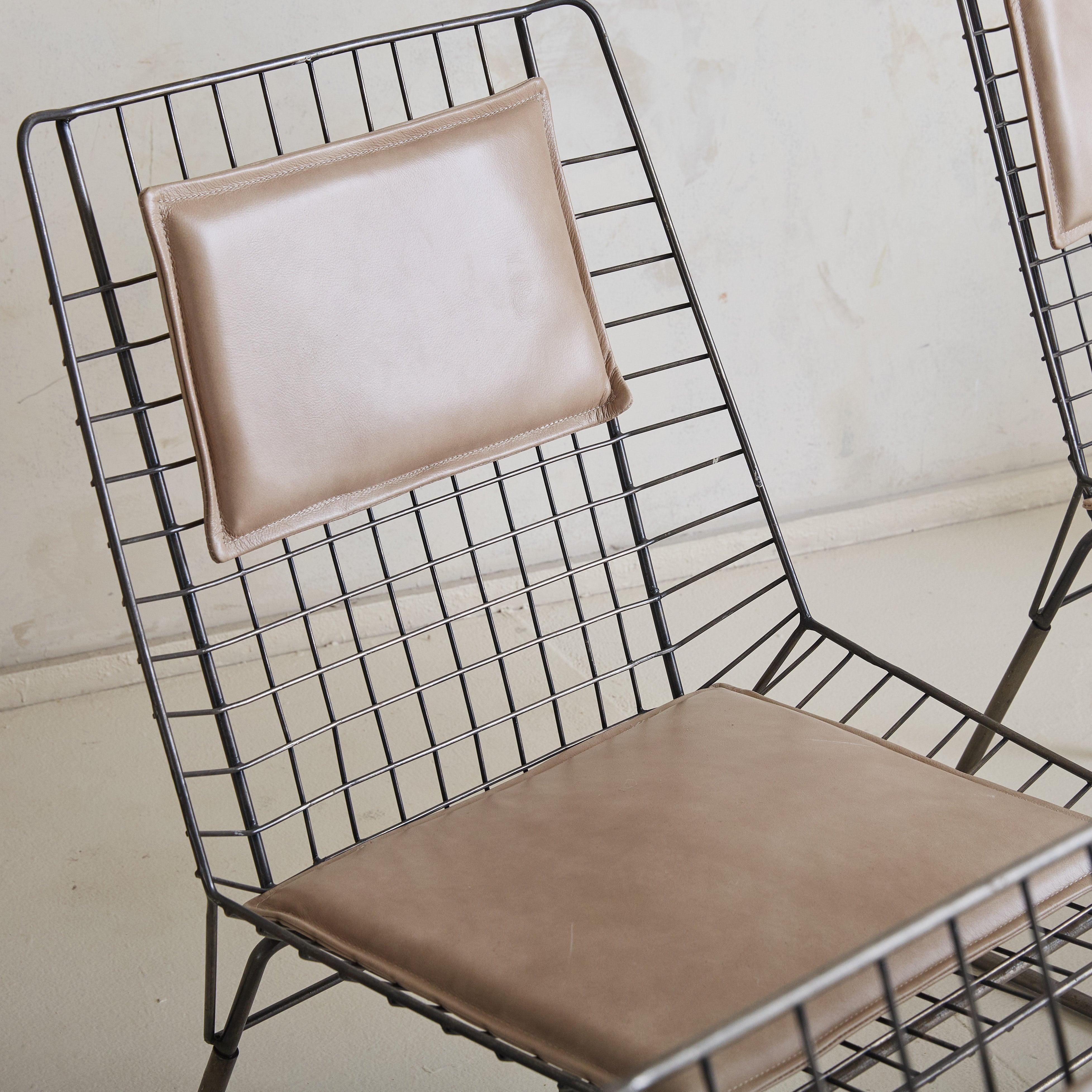 Milieu du XXe siècle Ensemble de 8 chaises de salle à manger en acier 