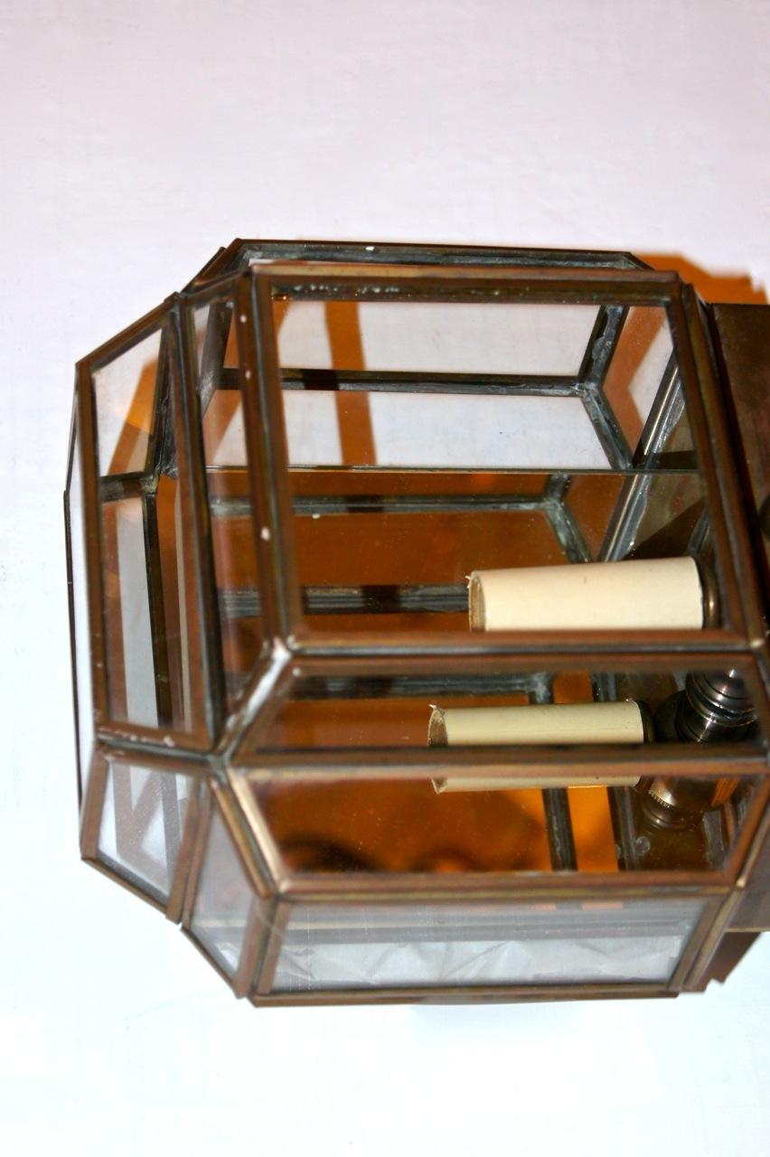 Un ensemble de cinq luminaires rectangulaires italiens en laiton et en verre, encastrés, datant des années 1960, avec miroir et deux ampoules de type candélabre chacun. Vendu à l'unité.

Mesures :
Longueur : 13.5