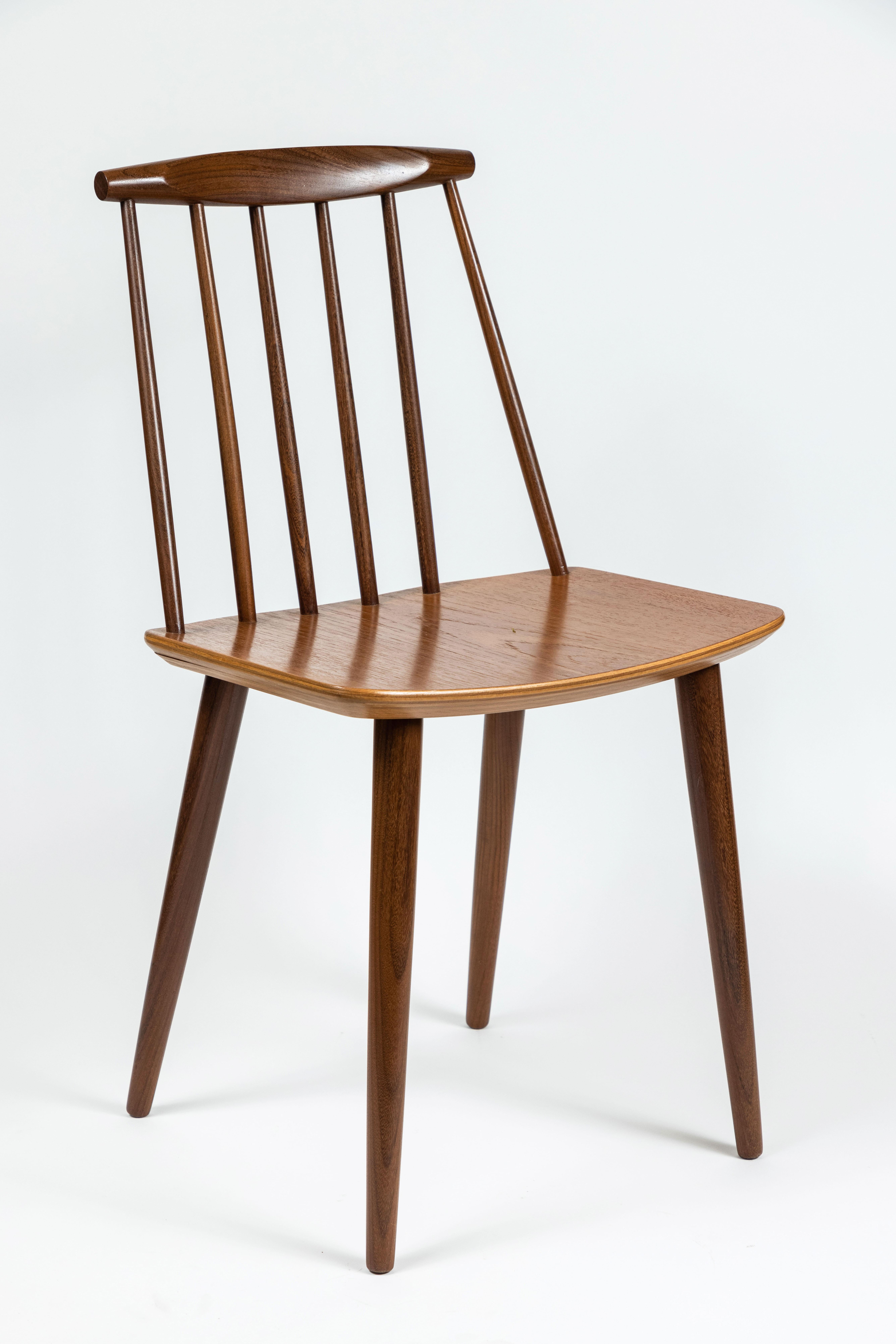 The J77 dining chairs, designed by Folke Pålsson, are a classic wooden chair made of solid beech. The wide seat and curved spindle back create a comfortable seating pose

Featuring the traditions of Scandinavian design, both classic and