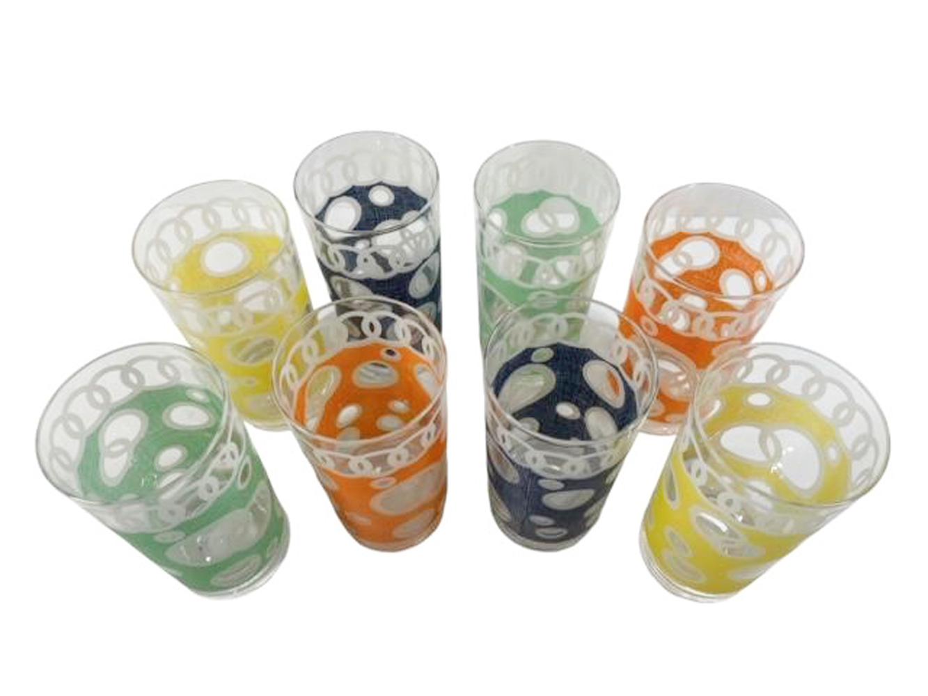 Ensemble de huit verres highball conçus par Fred Press, comprenant deux verres de chaque couleur, avec des cercles transparents à bordures blanches sur un fond coloré avec une texture tissée en dessous d'une bande d'anneaux blancs reliés entre eux.