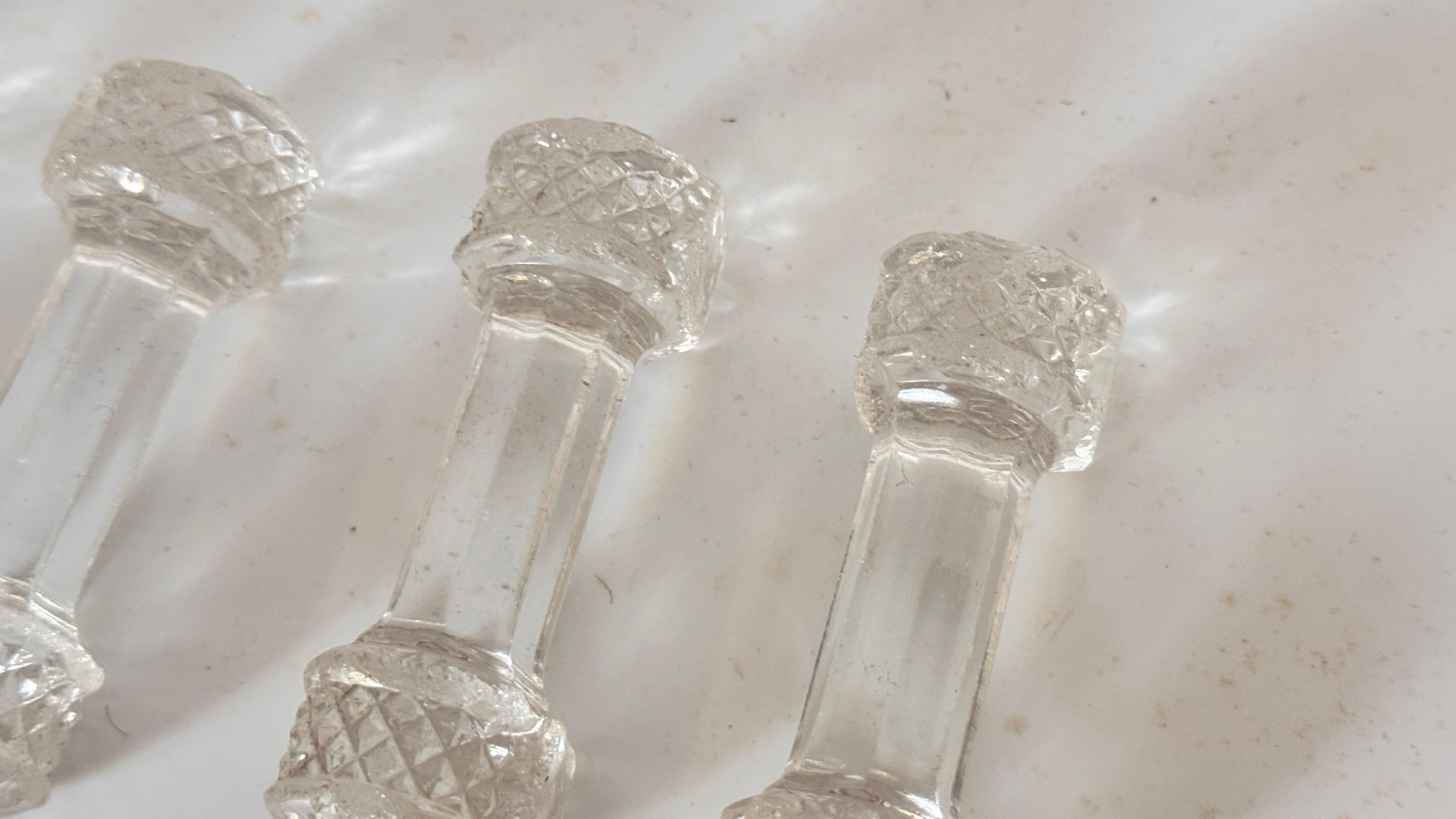 Ensemble de 8 porte-couteaux en cristal - Accessoires de table élégants des années 1970 en vente 4