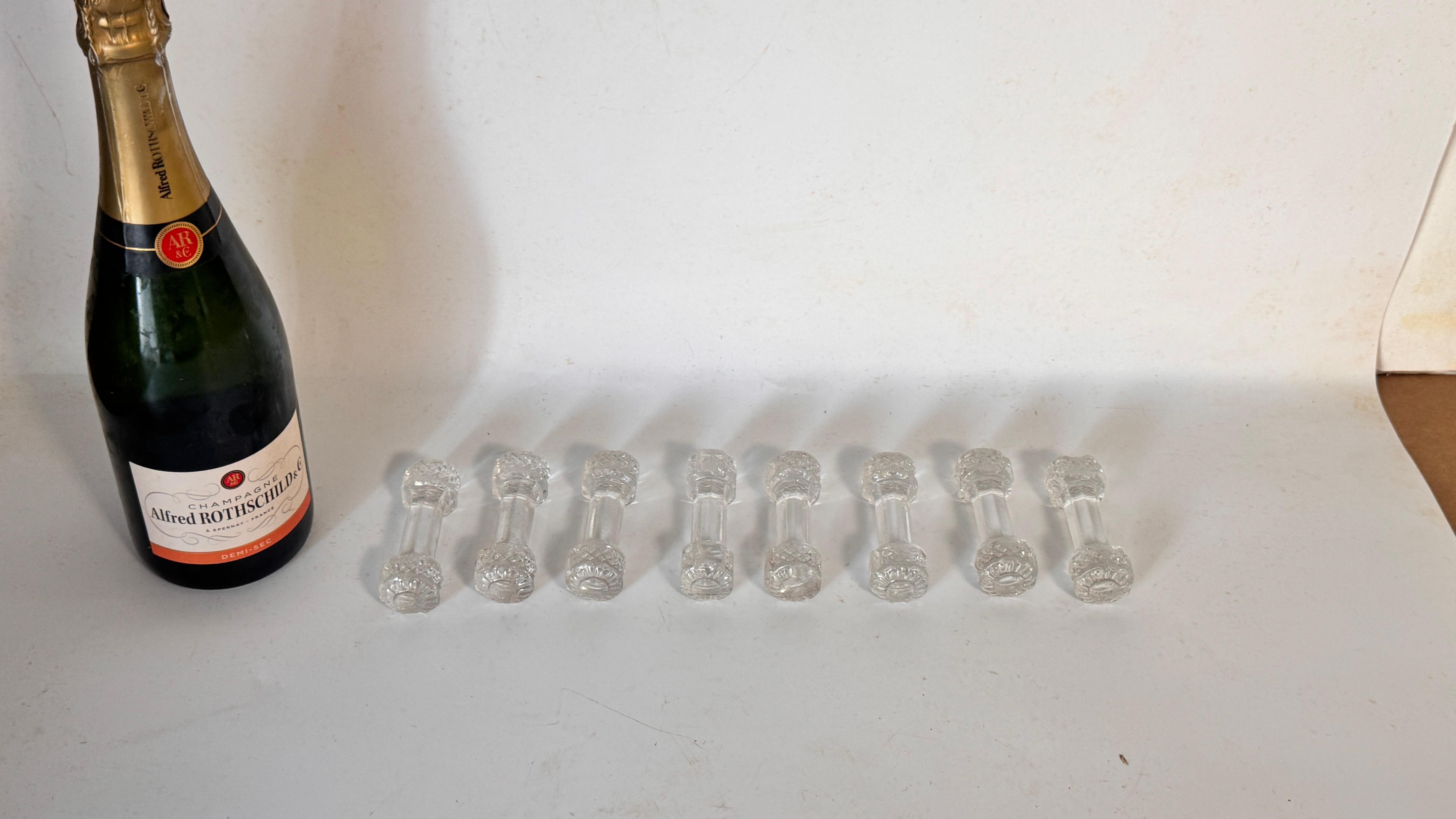 Ensemble de 8 porte-couteaux en cristal - Accessoires de table élégants des années 1970

Description :
Cet ensemble raffiné de huit porte-couteaux en cristal a été fabriqué en France dans les années 1970. Chaque pièce présente un corps en cristal