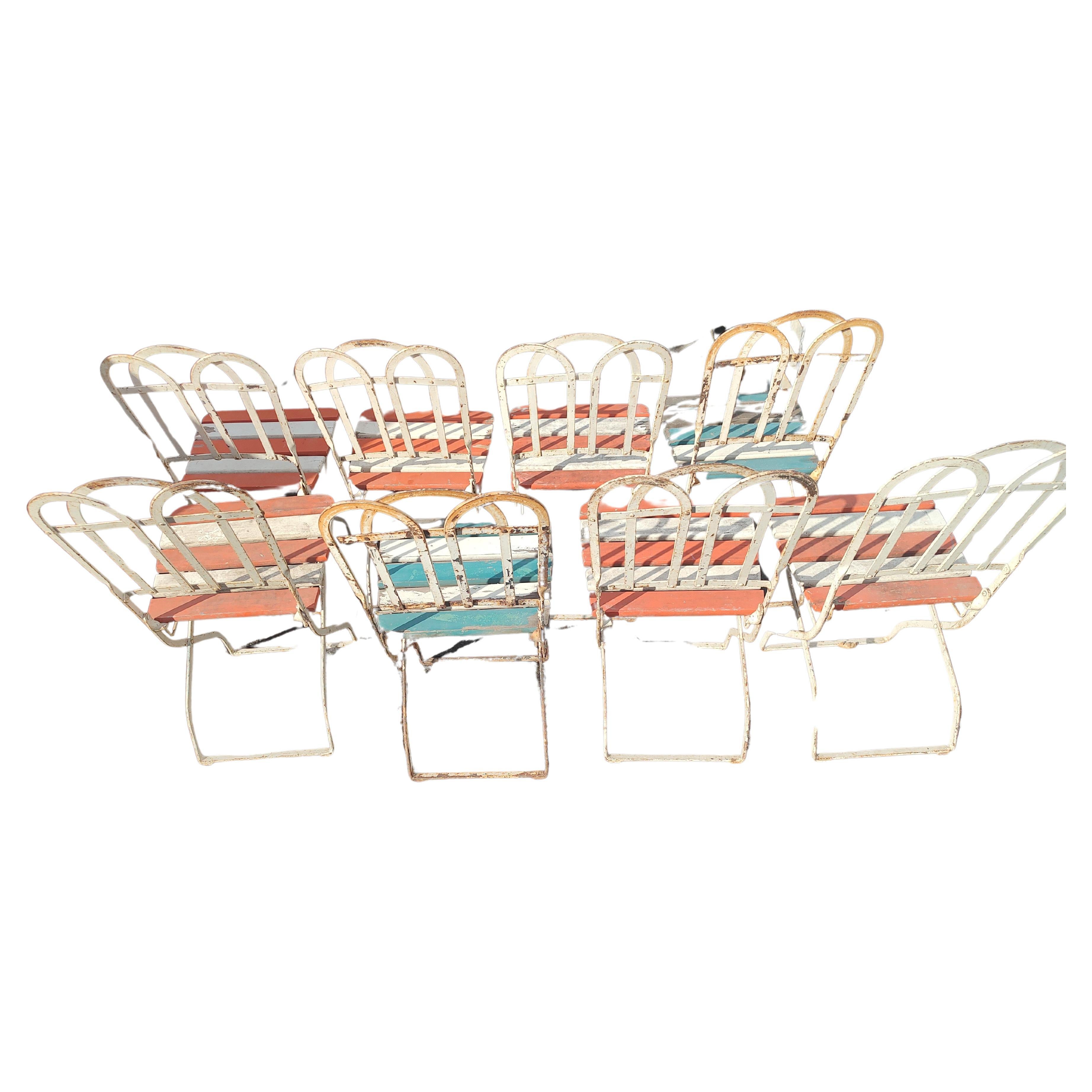 Satz von 8 französischen klappbaren Eisen mit Holzlatten Cafe Garten Esszimmerstühle C1920 im Zustand „Gut“ im Angebot in Port Jervis, NY