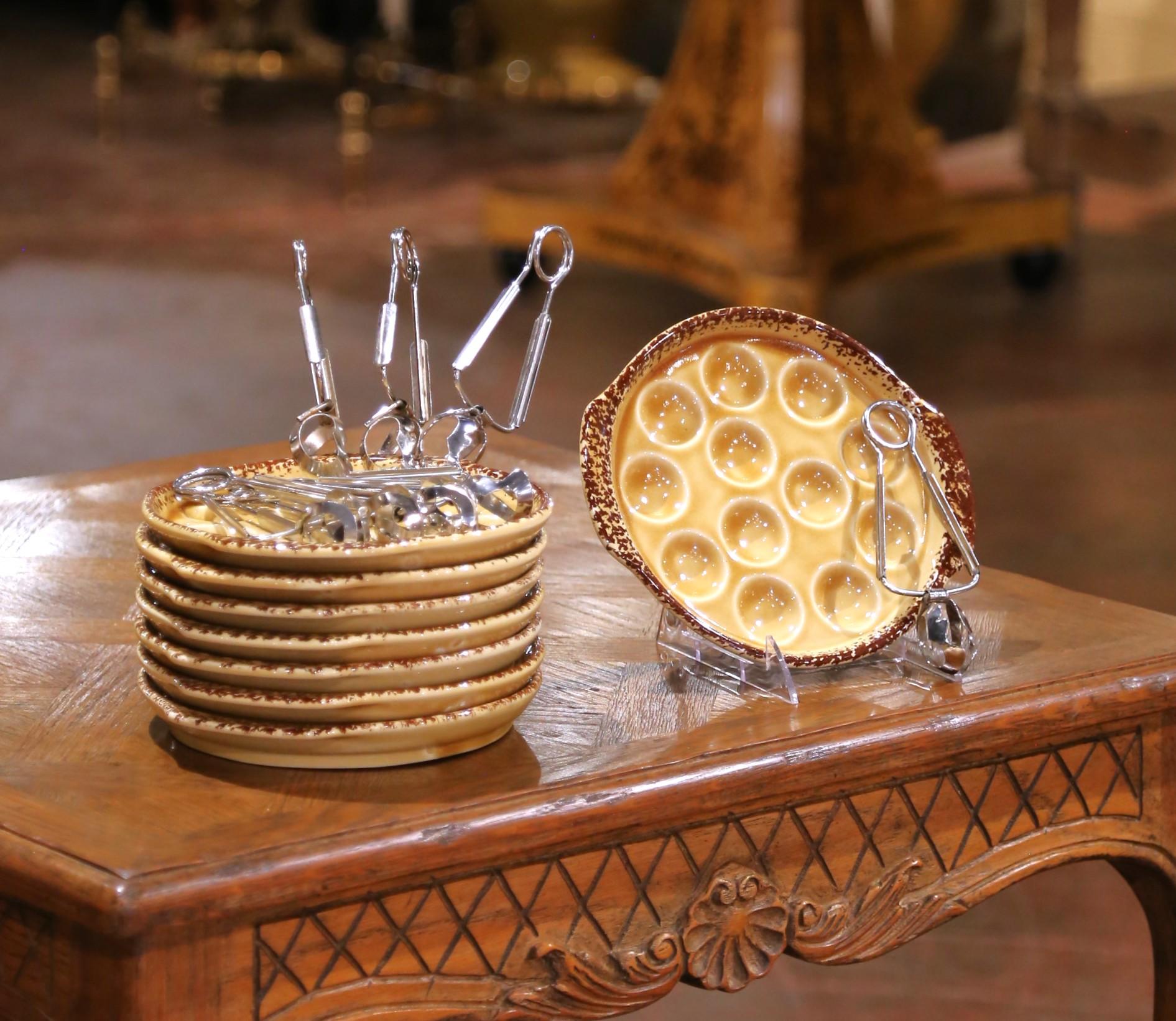 Country Set of 8 French Gien Ceramic Escargot Plates with Matching Spoons, circa 1920 For Sale