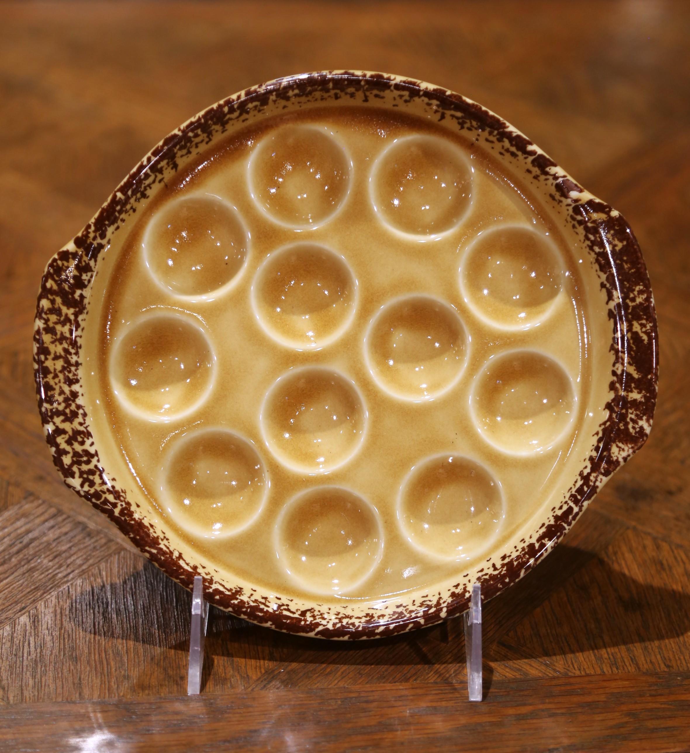 Porcelain Set of 8 French Gien Ceramic Escargot Plates with Matching Spoons, circa 1920 For Sale