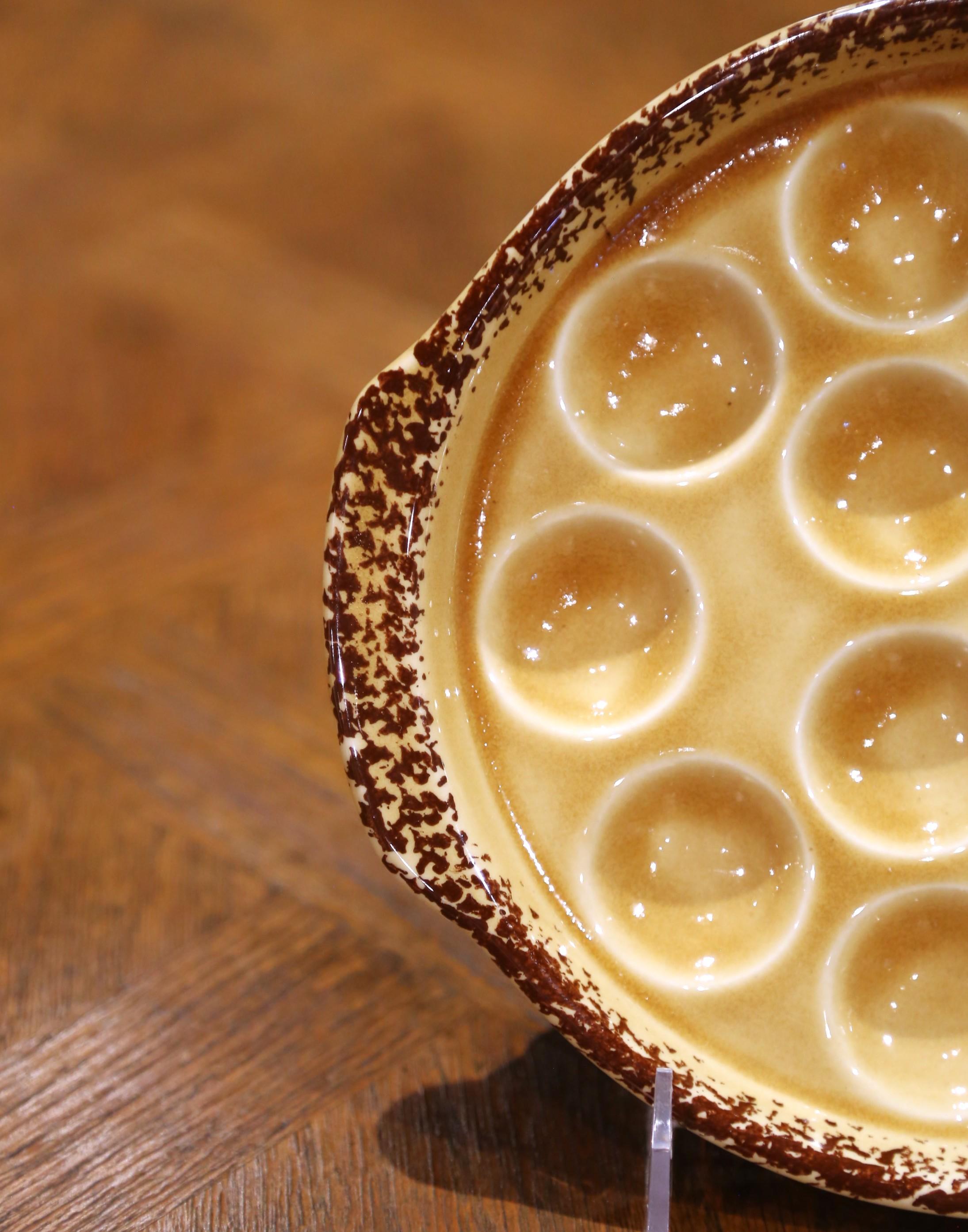 Set of 8 French Gien Ceramic Escargot Plates with Matching Spoons, circa 1920 For Sale 1