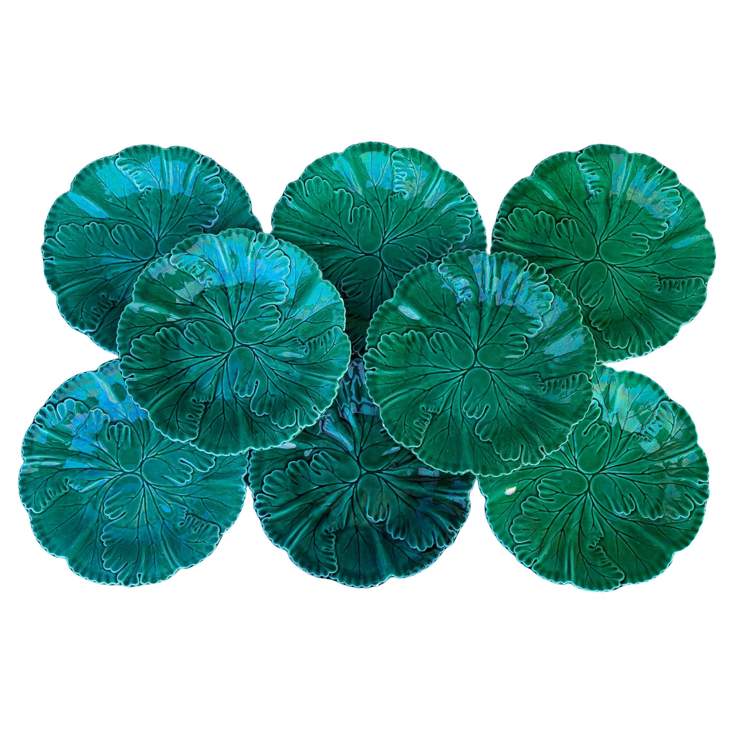 Set di 8 piatti in maiolica verde francese firmati Clairefontaine, circa 1890.
