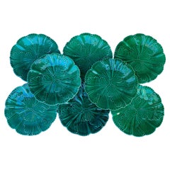 Satz von 8 französischen grünen Majolika-Blättertellern Clairefontaine, um 1890