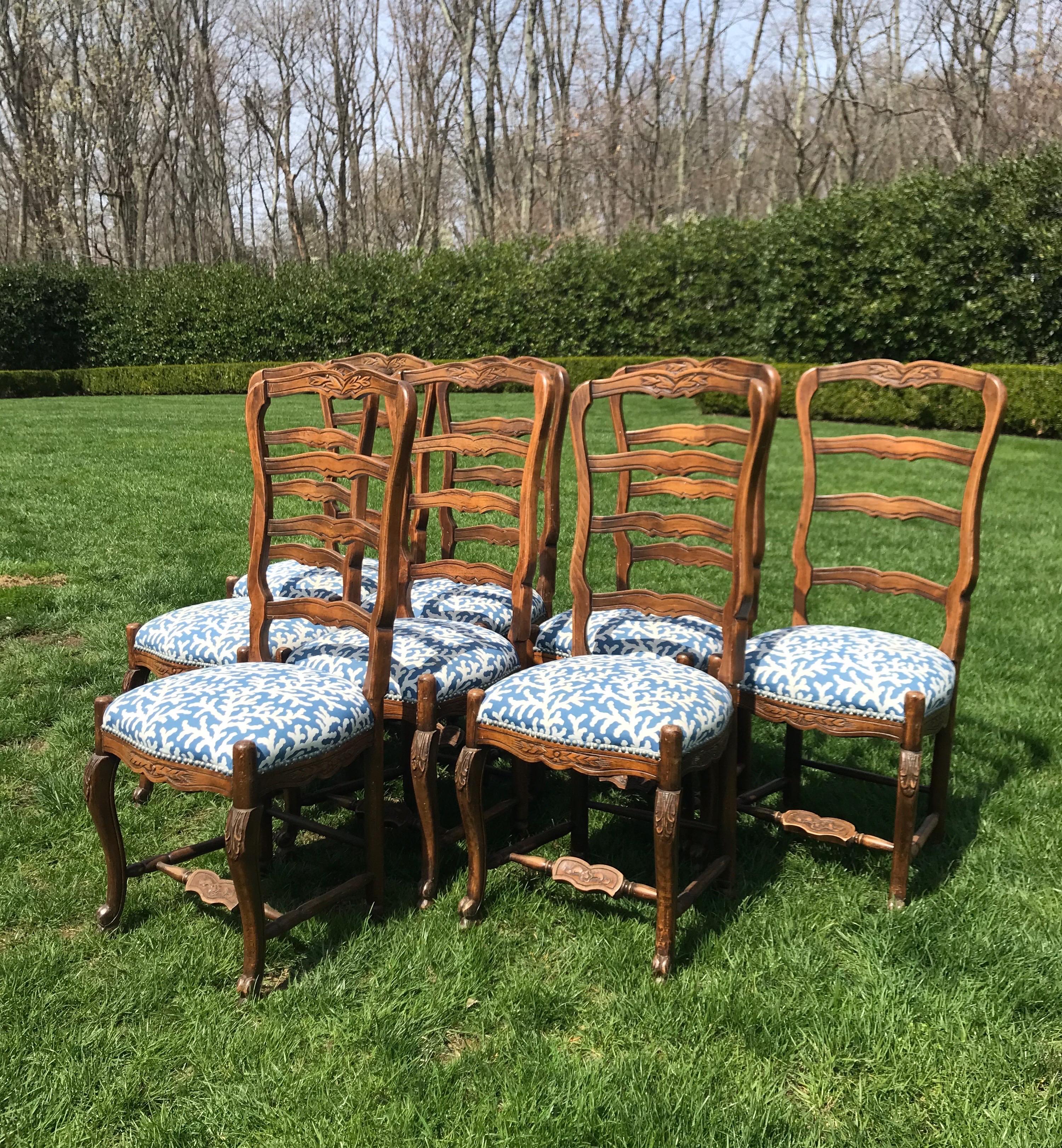 French Provincial Set of 8 French Ladder Back Dinning Chairs with Carved Flowers For Sale