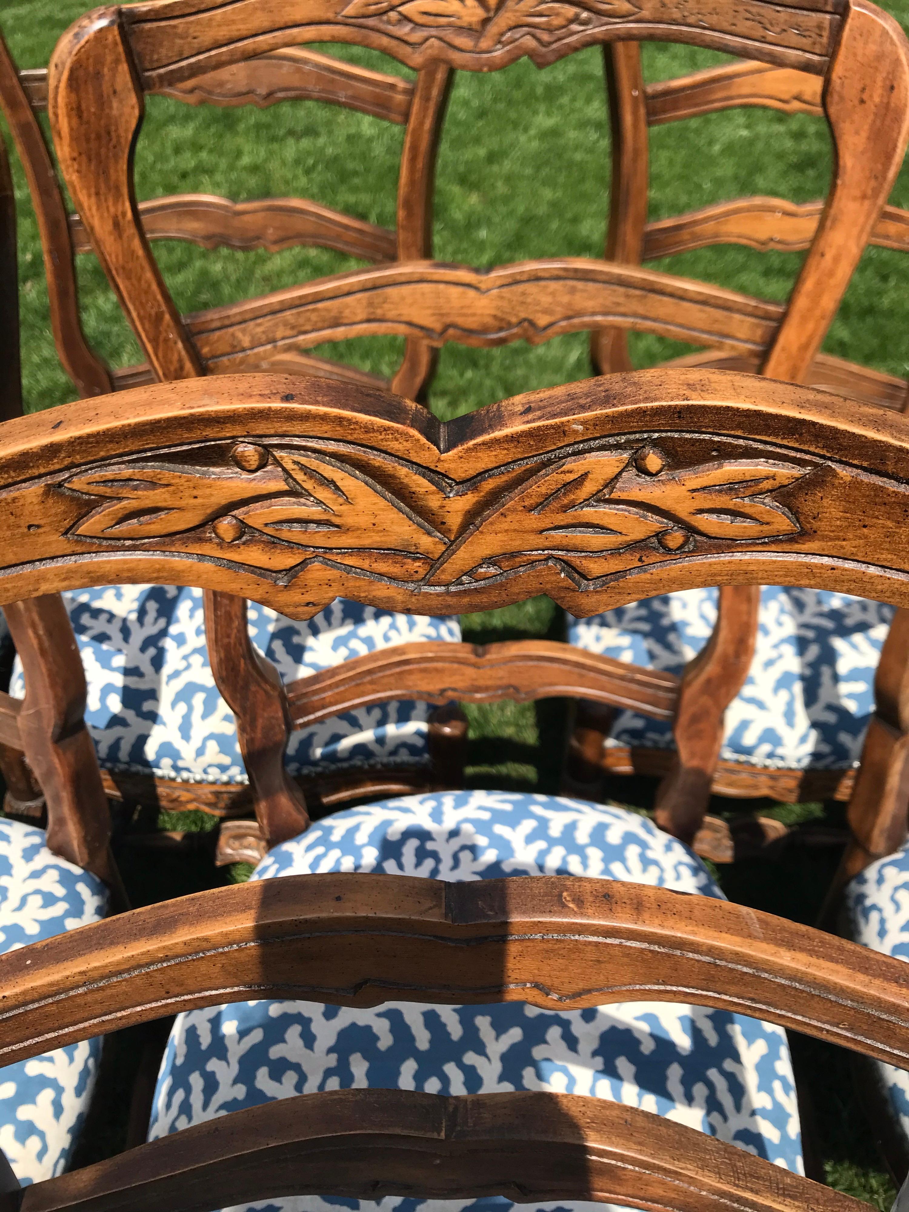 20th Century Set of 8 French Ladder Back Dinning Chairs with Carved Flowers For Sale