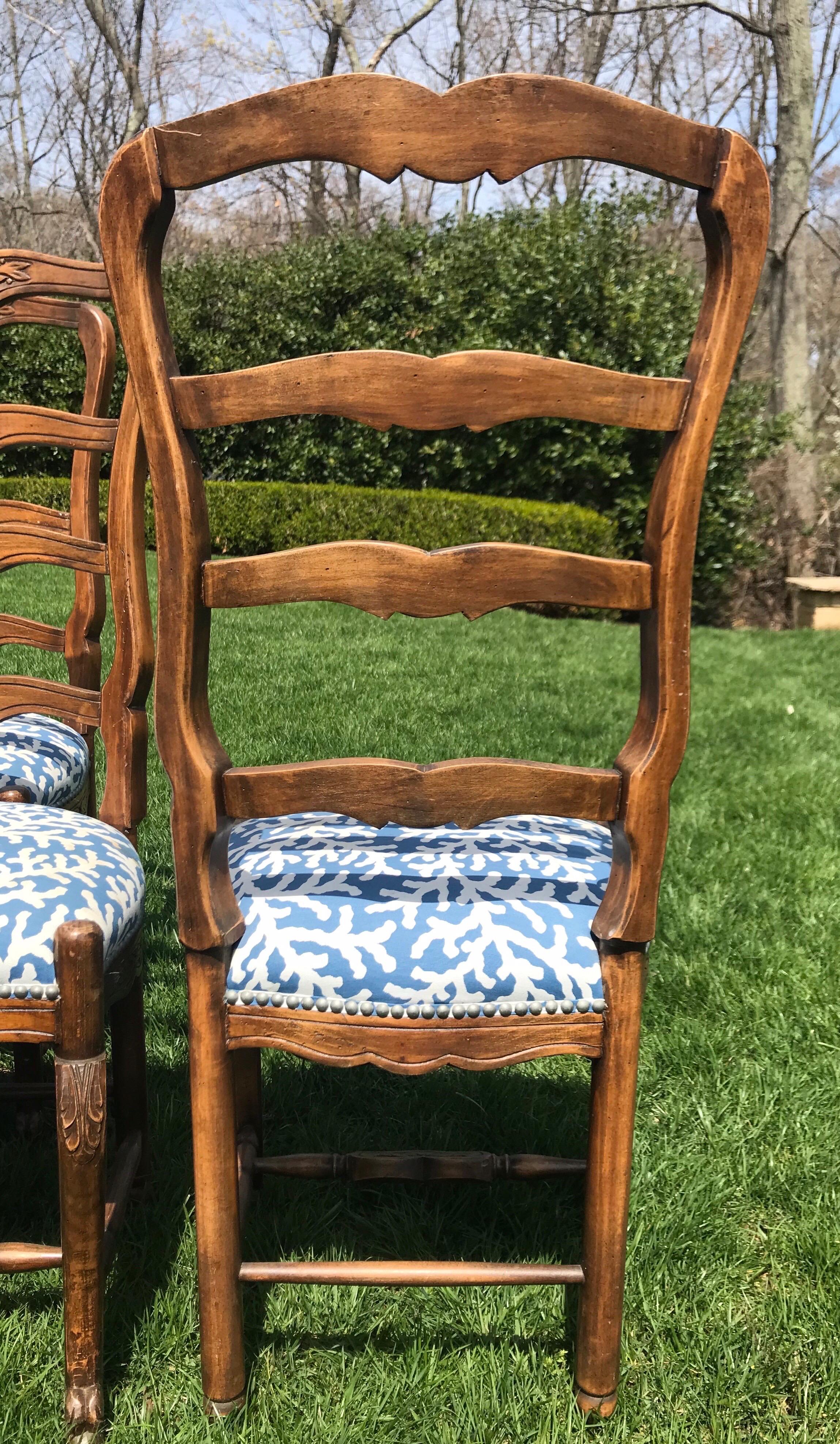 Set of 8 French Ladder Back Dinning Chairs with Carved Flowers For Sale 1