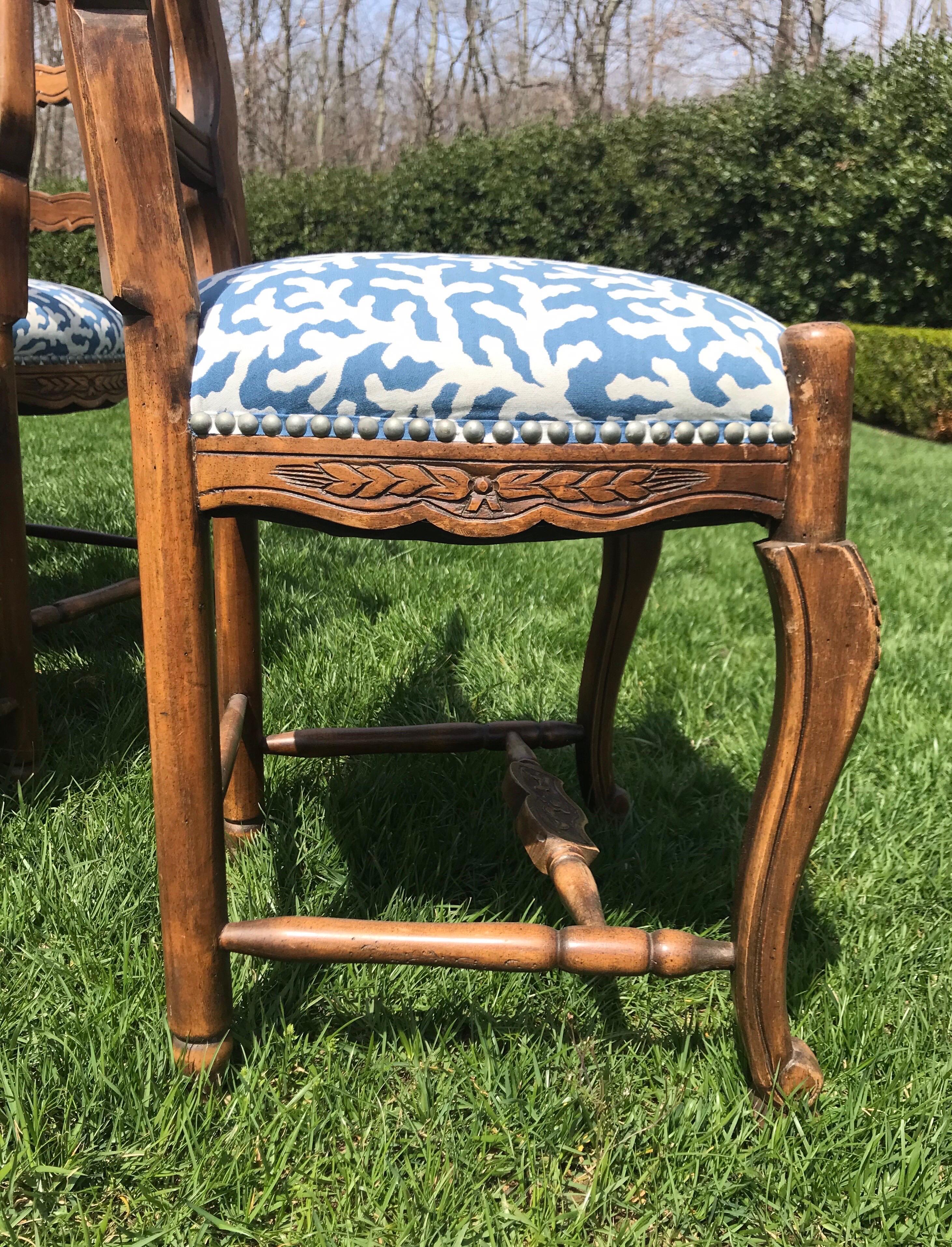 Set of 8 French Ladder Back Dinning Chairs with Carved Flowers For Sale 3