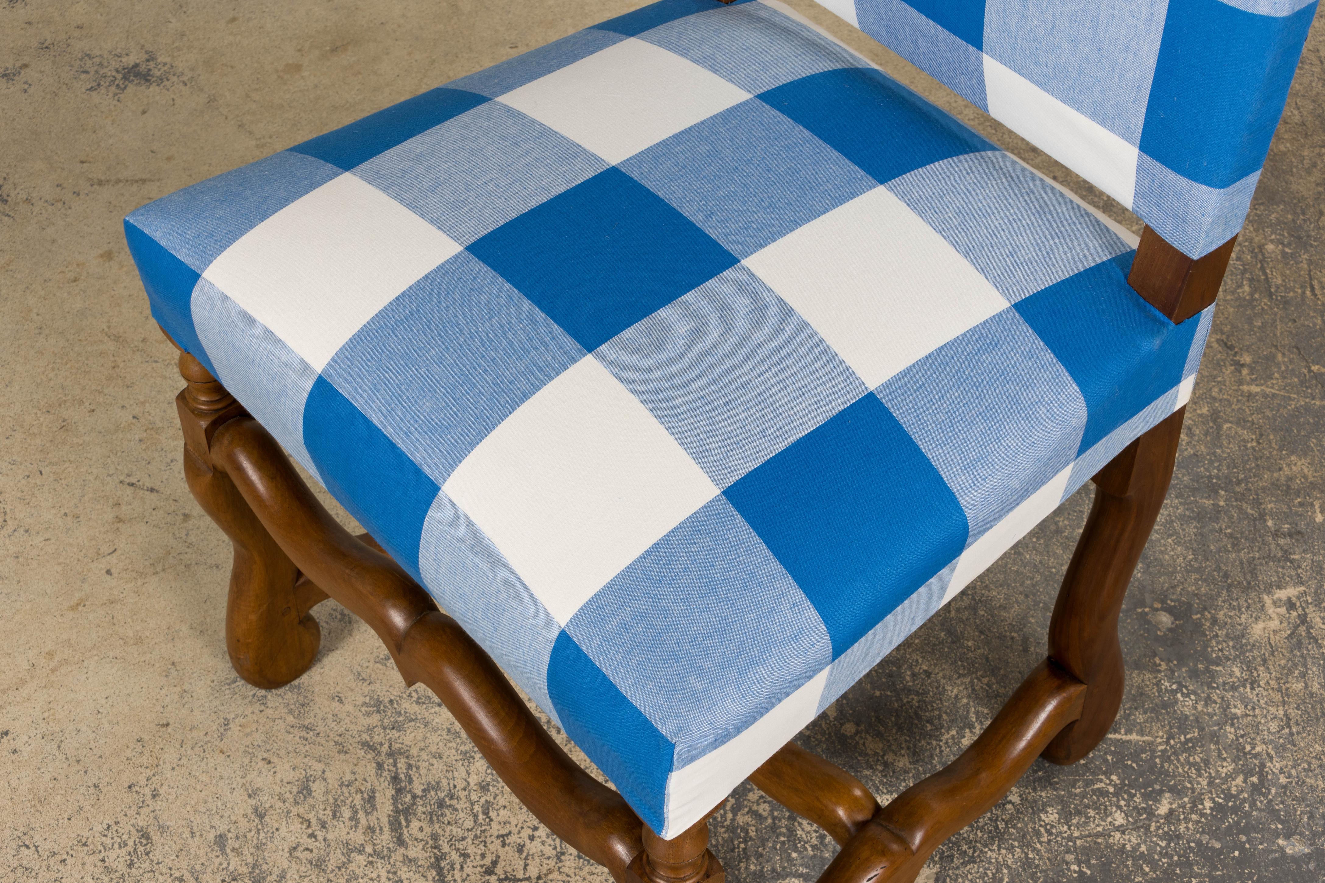 Ensemble de 8 chaises de salle à manger en noyer de style Louis XIII en plaid bleu en vente 3
