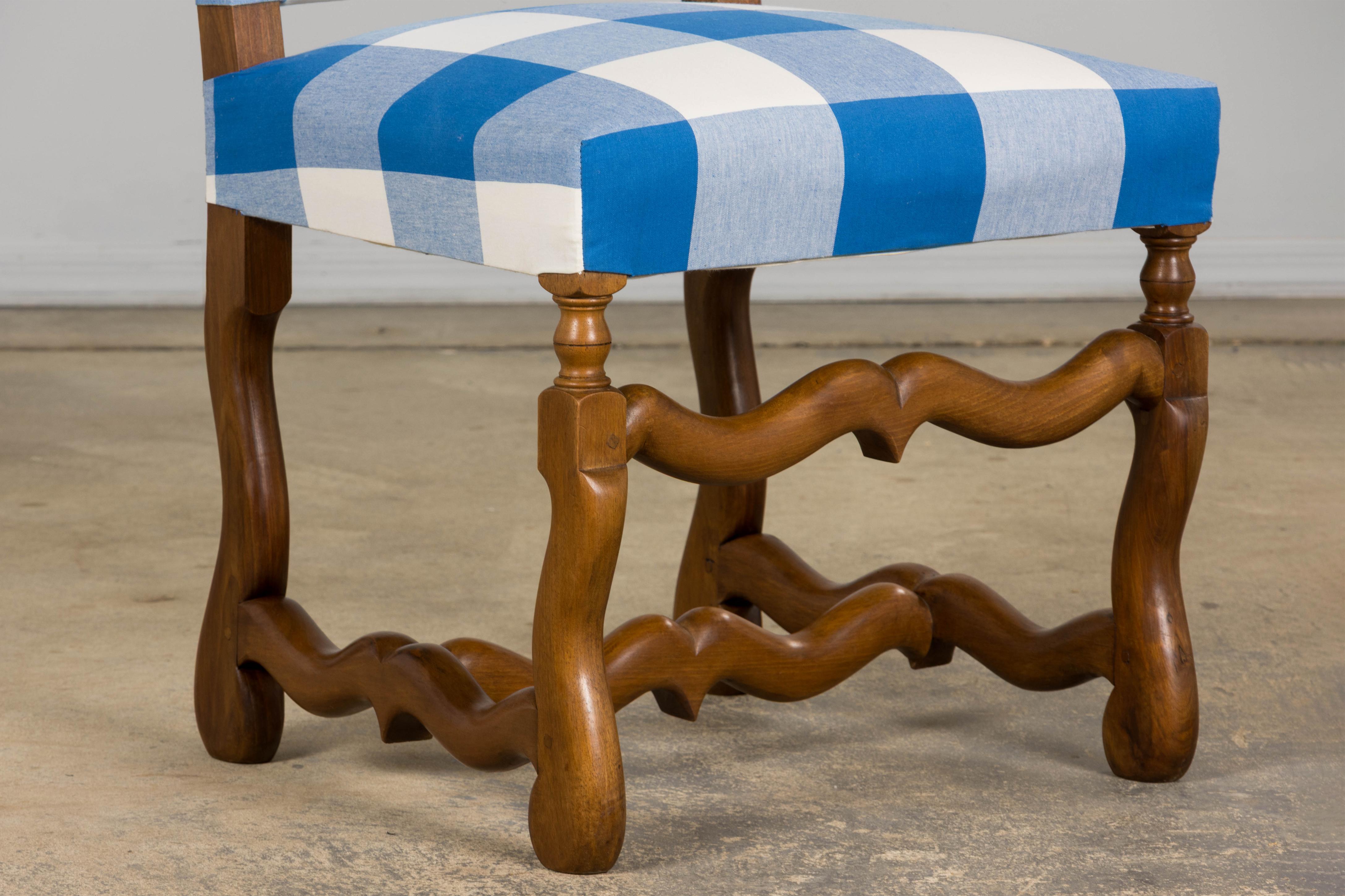 Ensemble de 8 chaises de salle à manger en noyer de style Louis XIII en plaid bleu en vente 4