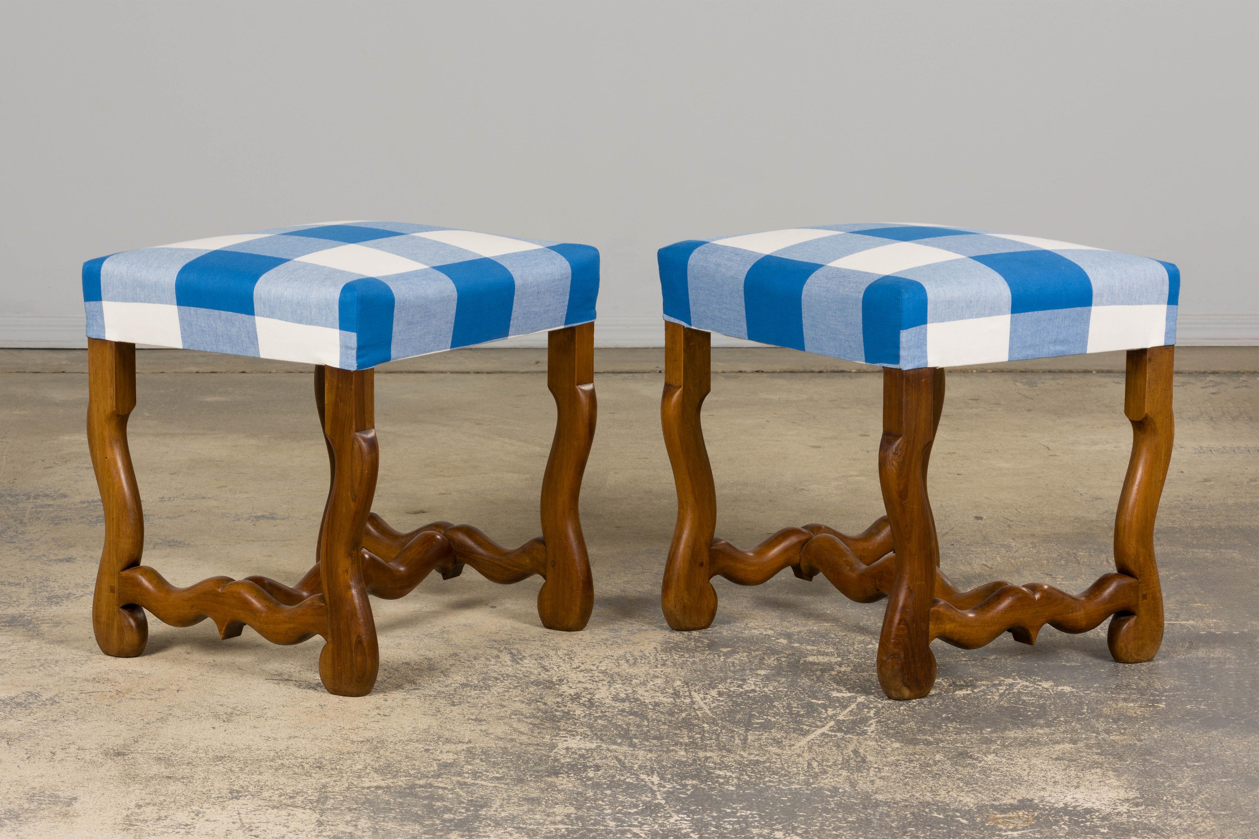 Ensemble de 8 chaises de salle à manger en noyer de style Louis XIII en plaid bleu en vente 6