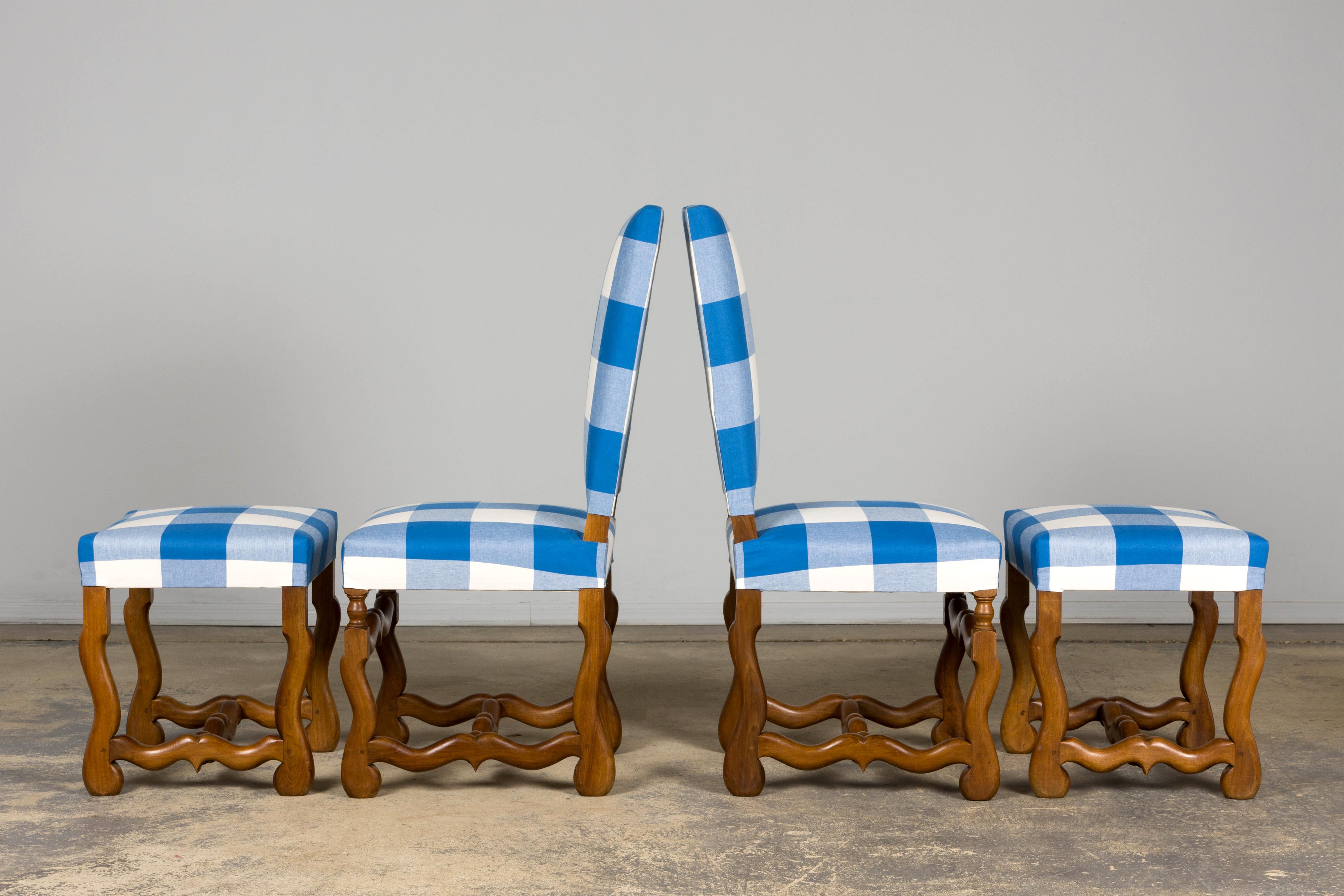 Ensemble de 8 chaises de salle à manger en noyer de style Louis XIII en plaid bleu en vente 7