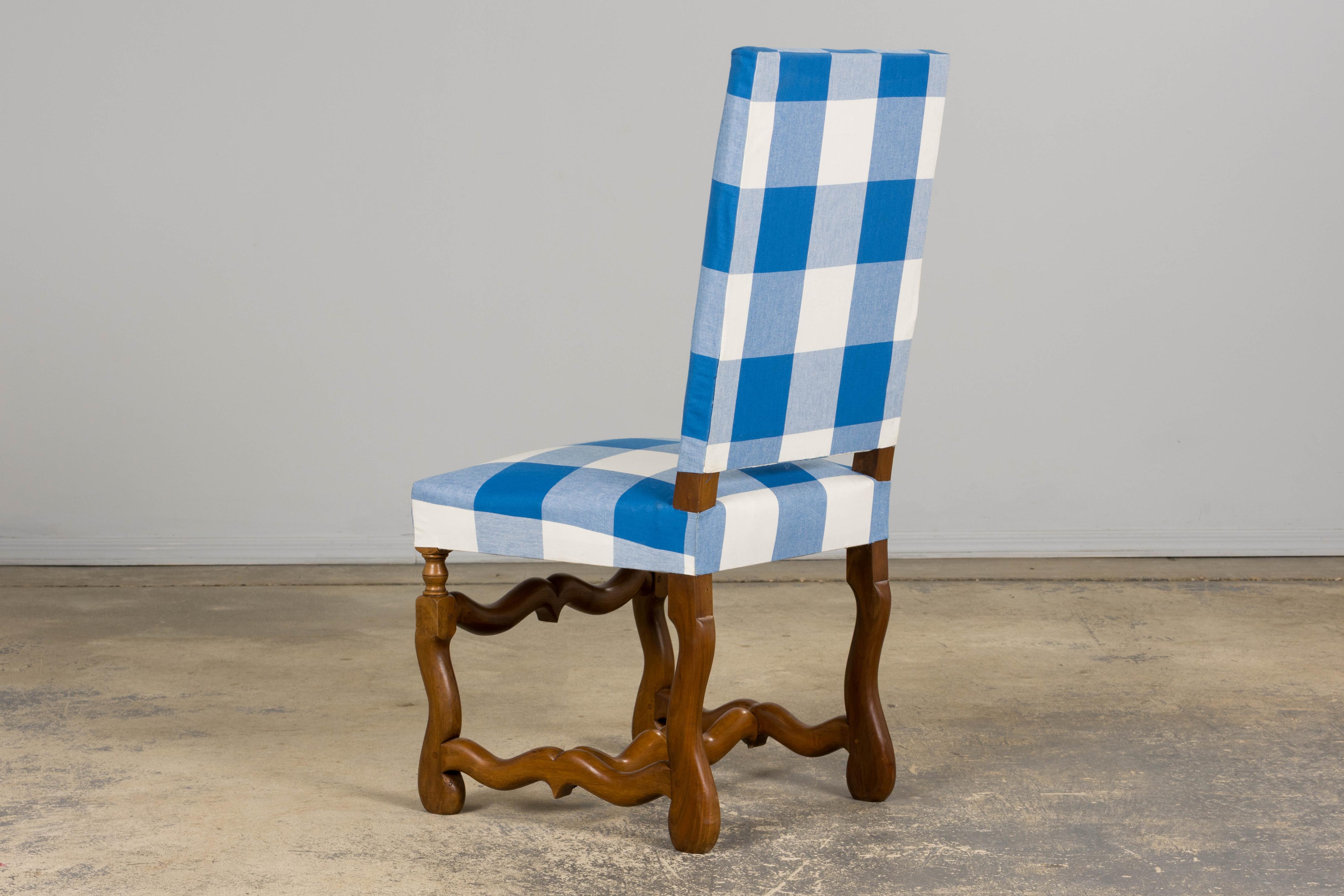 Ensemble de 8 chaises de salle à manger en noyer de style Louis XIII en plaid bleu en vente 8