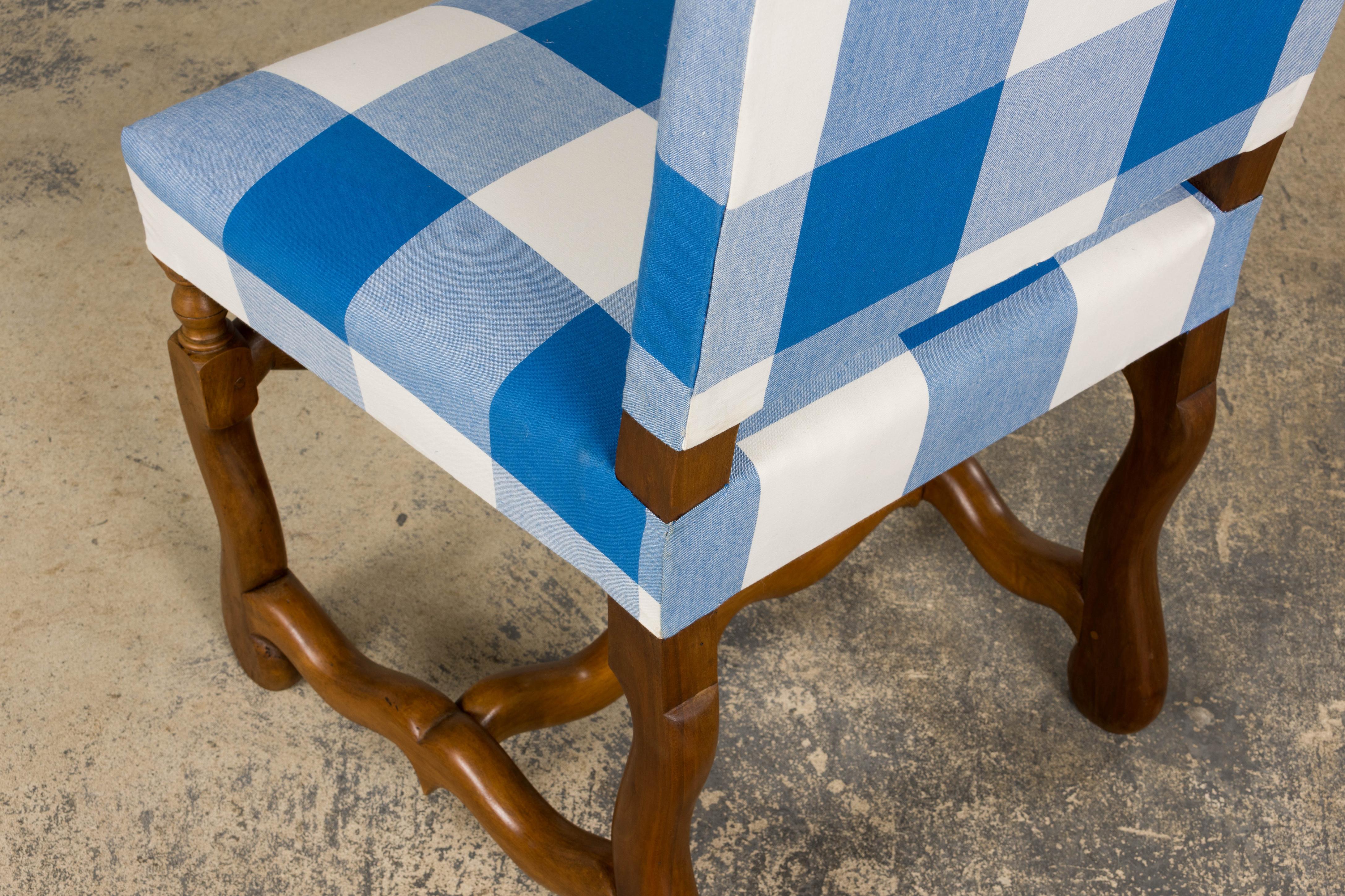 Ensemble de 8 chaises de salle à manger en noyer de style Louis XIII en plaid bleu en vente 9