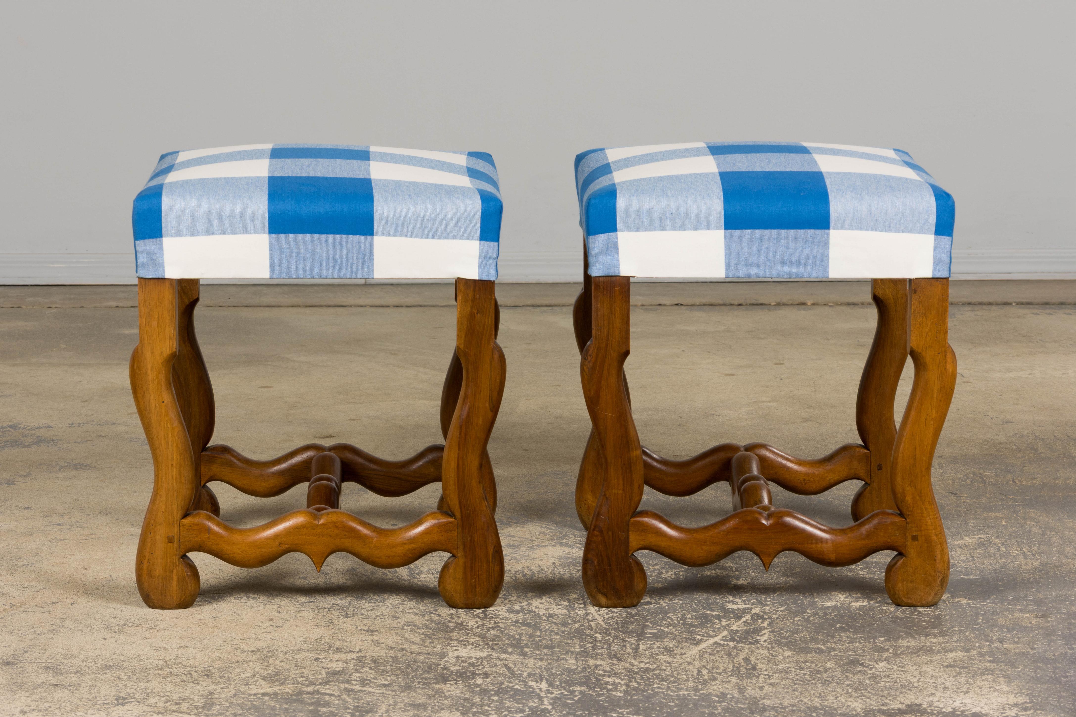 Ensemble de 8 chaises de salle à manger en noyer de style Louis XIII en plaid bleu en vente 10