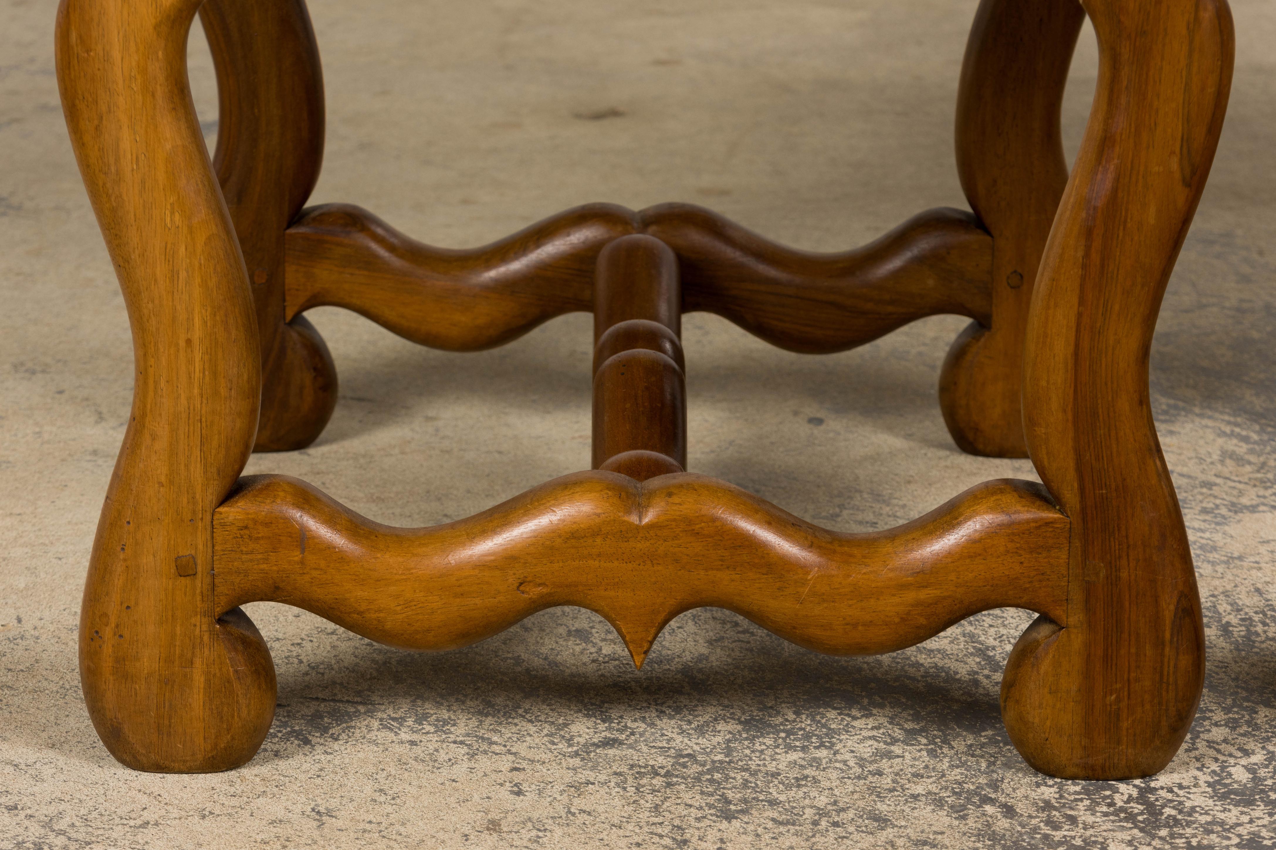 Ensemble de 8 chaises de salle à manger en noyer de style Louis XIII en plaid bleu en vente 11