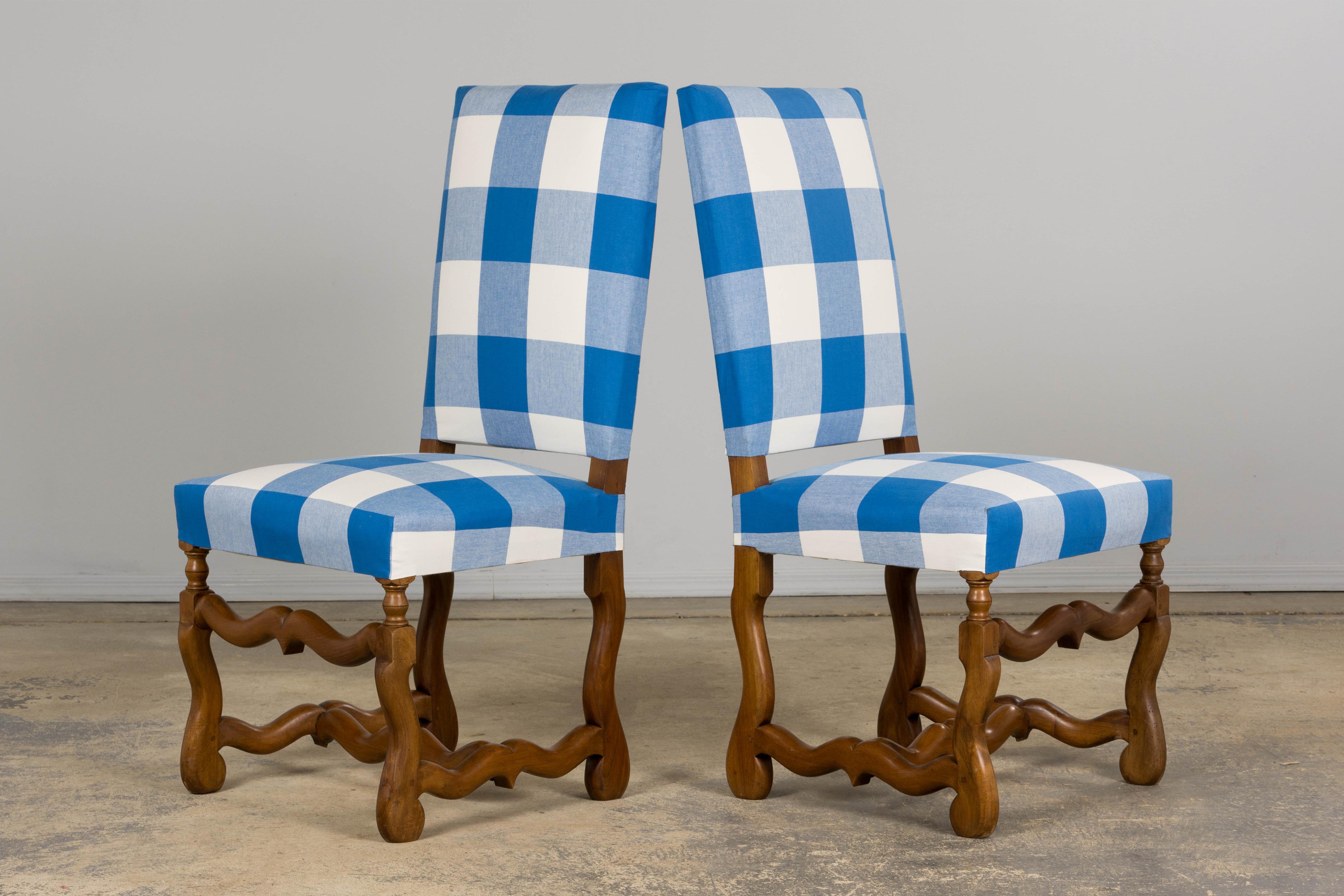 Ensemble de 8 chaises de salle à manger en noyer de style Louis XIII en plaid bleu en vente 12