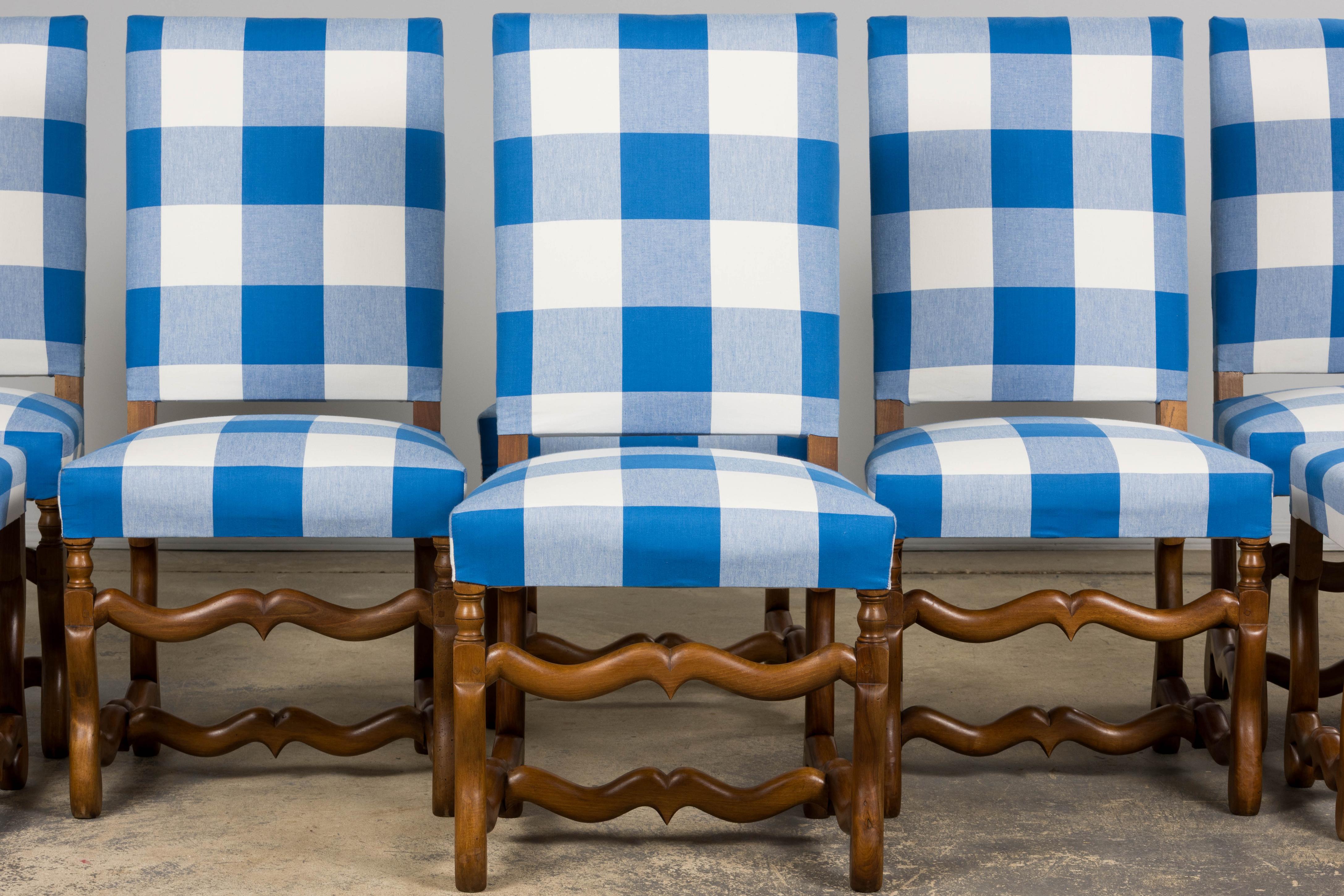 Un ensemble magnifiquement restauré de huit chaises de salle à manger françaises du début du XXe siècle, fabriquées dans le style Louis XIII et provenant de Provence, en France. L'ensemble comprend six chaises d'appoint et deux tabourets assortis,