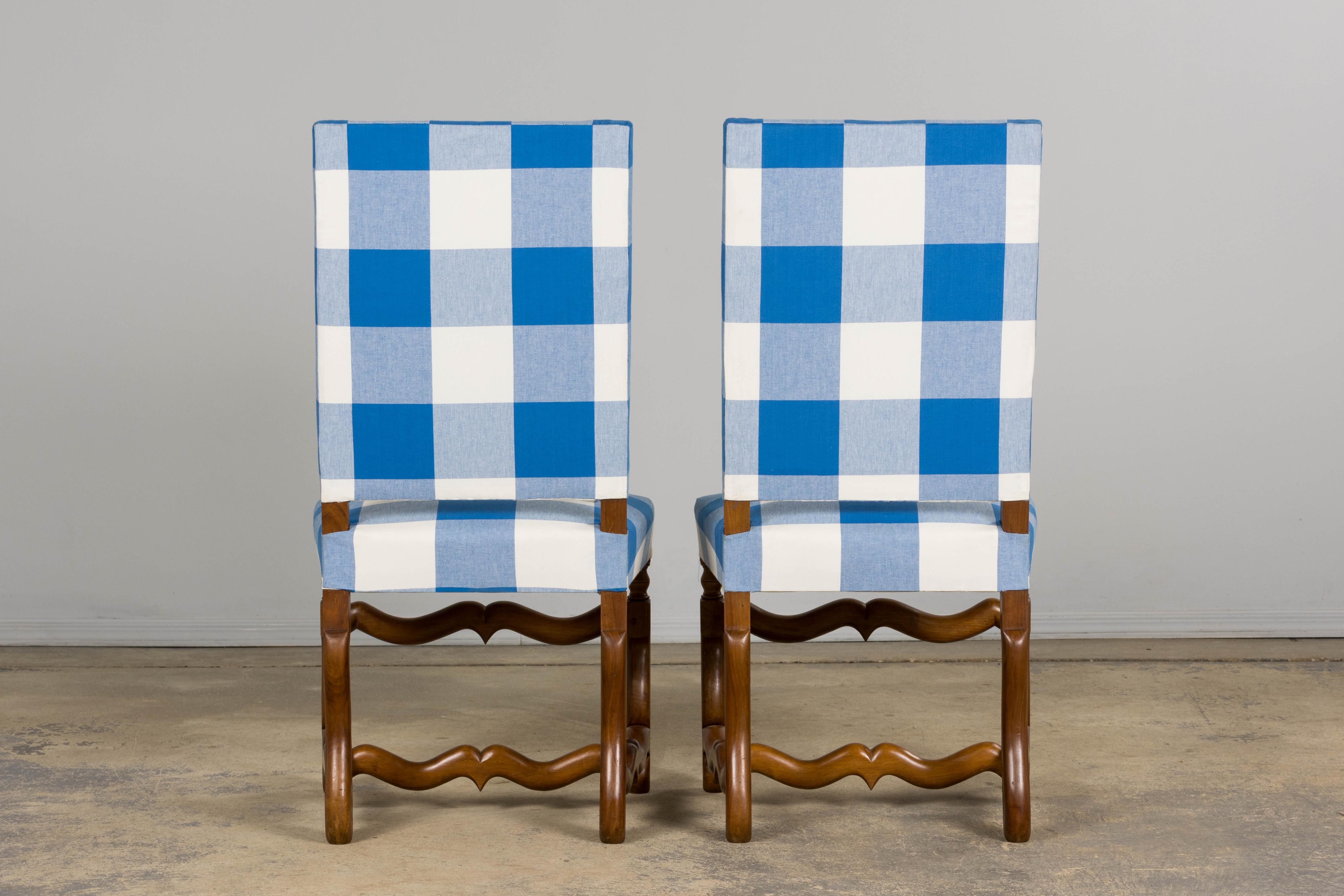 Ensemble de 8 chaises de salle à manger en noyer de style Louis XIII en plaid bleu en vente 13