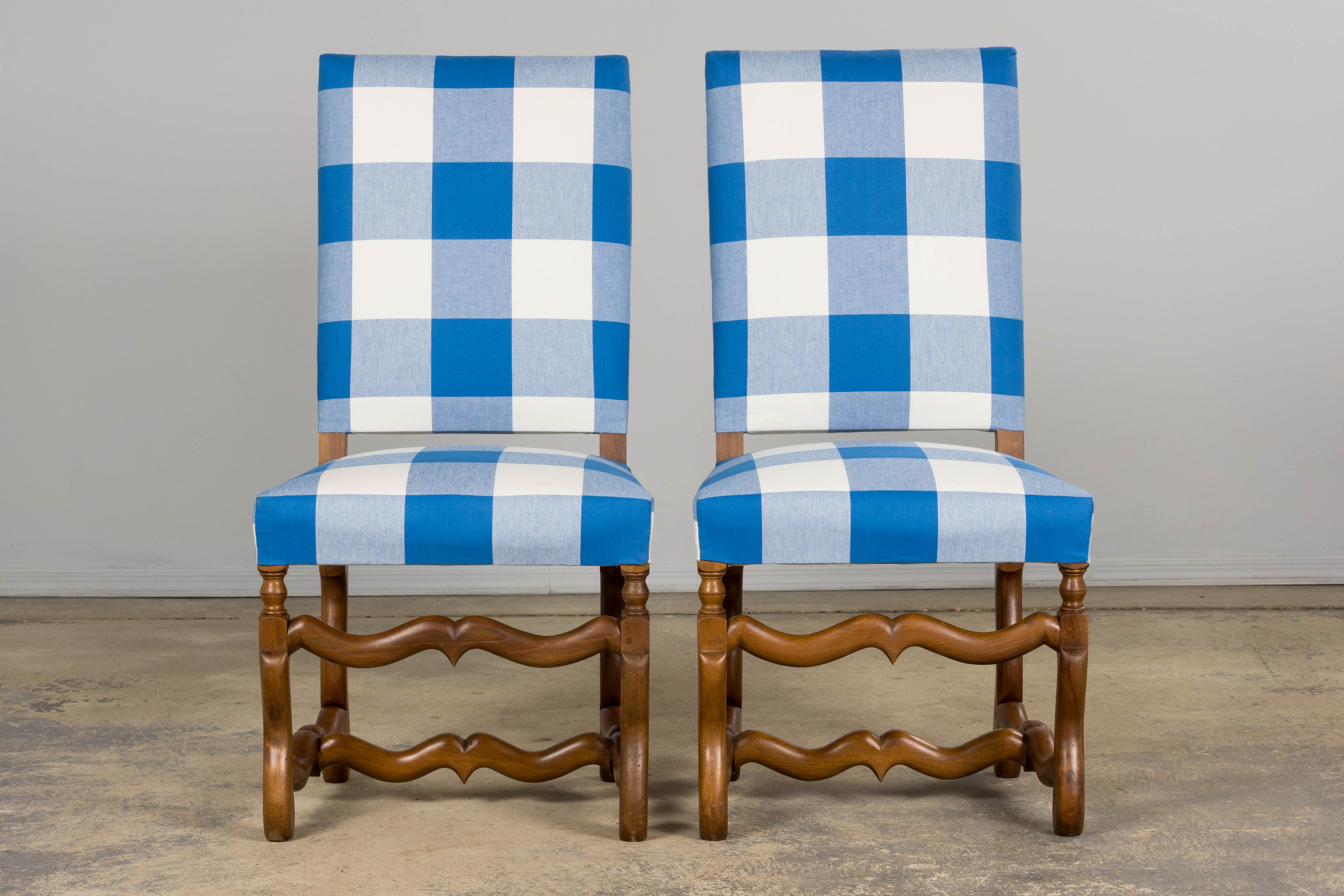 Ensemble de 8 chaises de salle à manger en noyer de style Louis XIII en plaid bleu Bon état - En vente à Astoria, NY