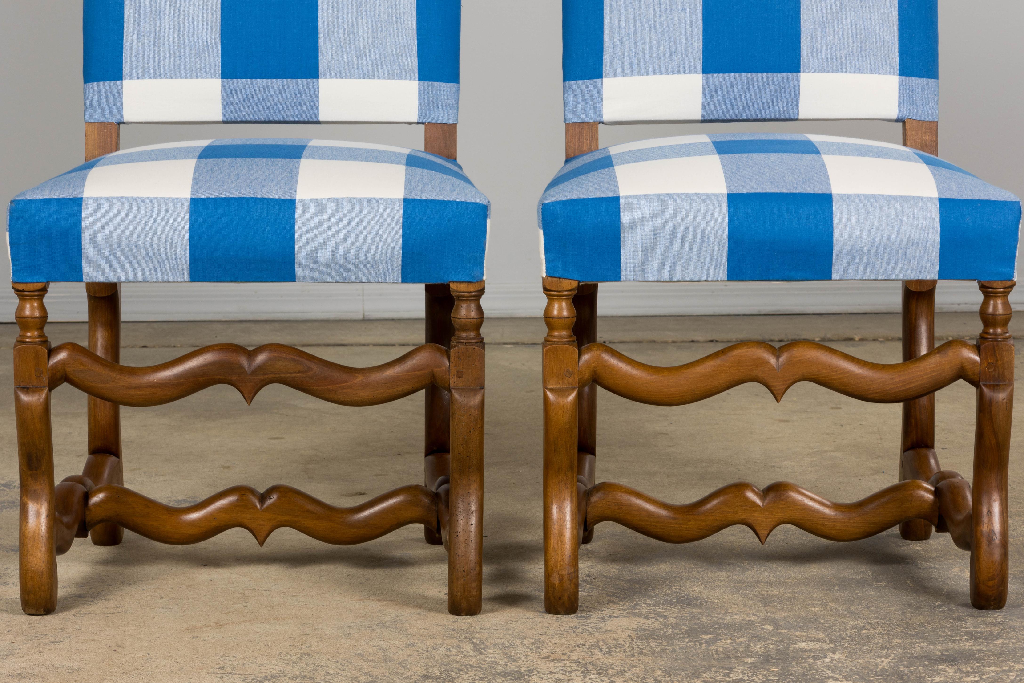 20ième siècle Ensemble de 8 chaises de salle à manger en noyer de style Louis XIII en plaid bleu en vente