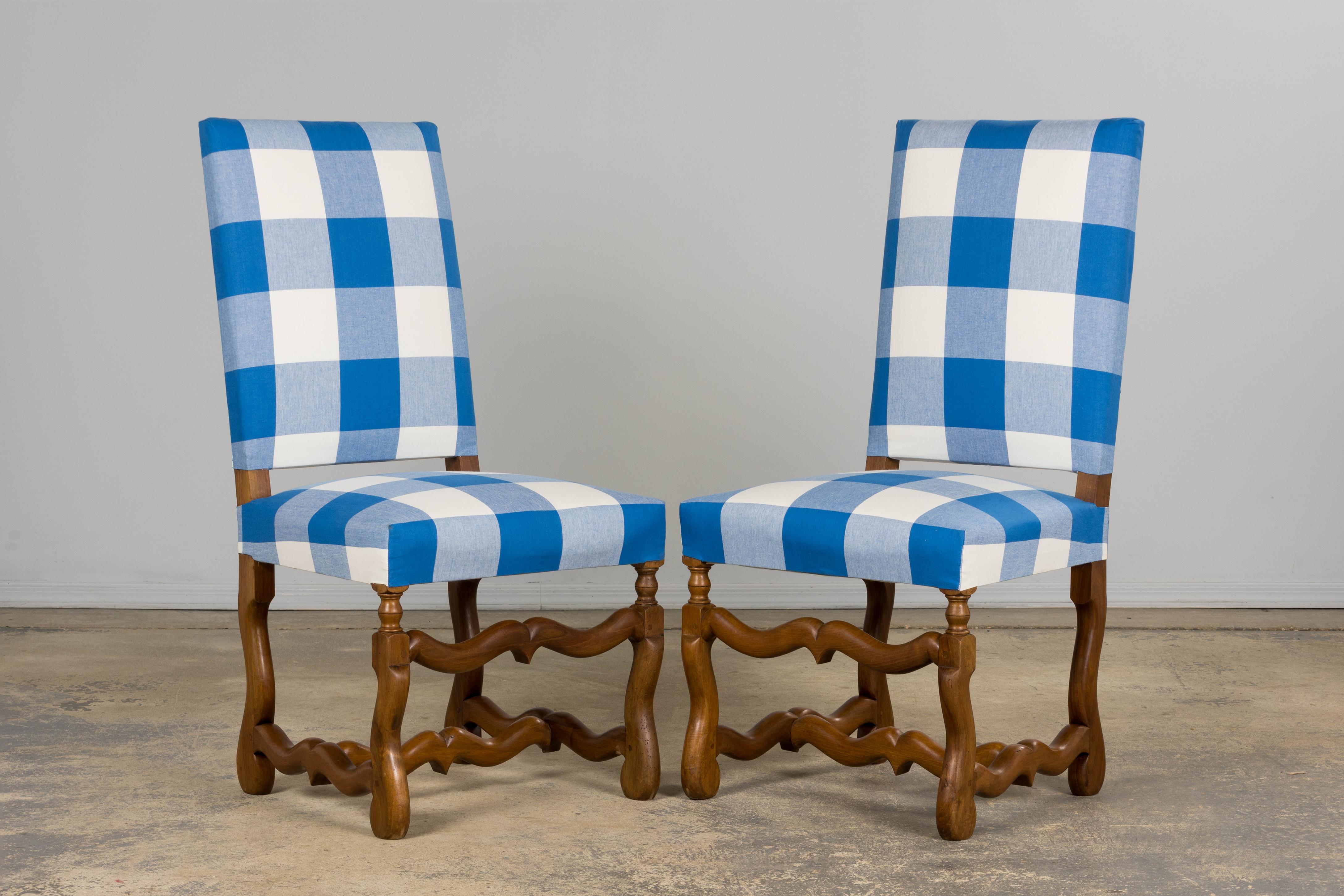 Tissu Ensemble de 8 chaises de salle à manger en noyer de style Louis XIII en plaid bleu en vente