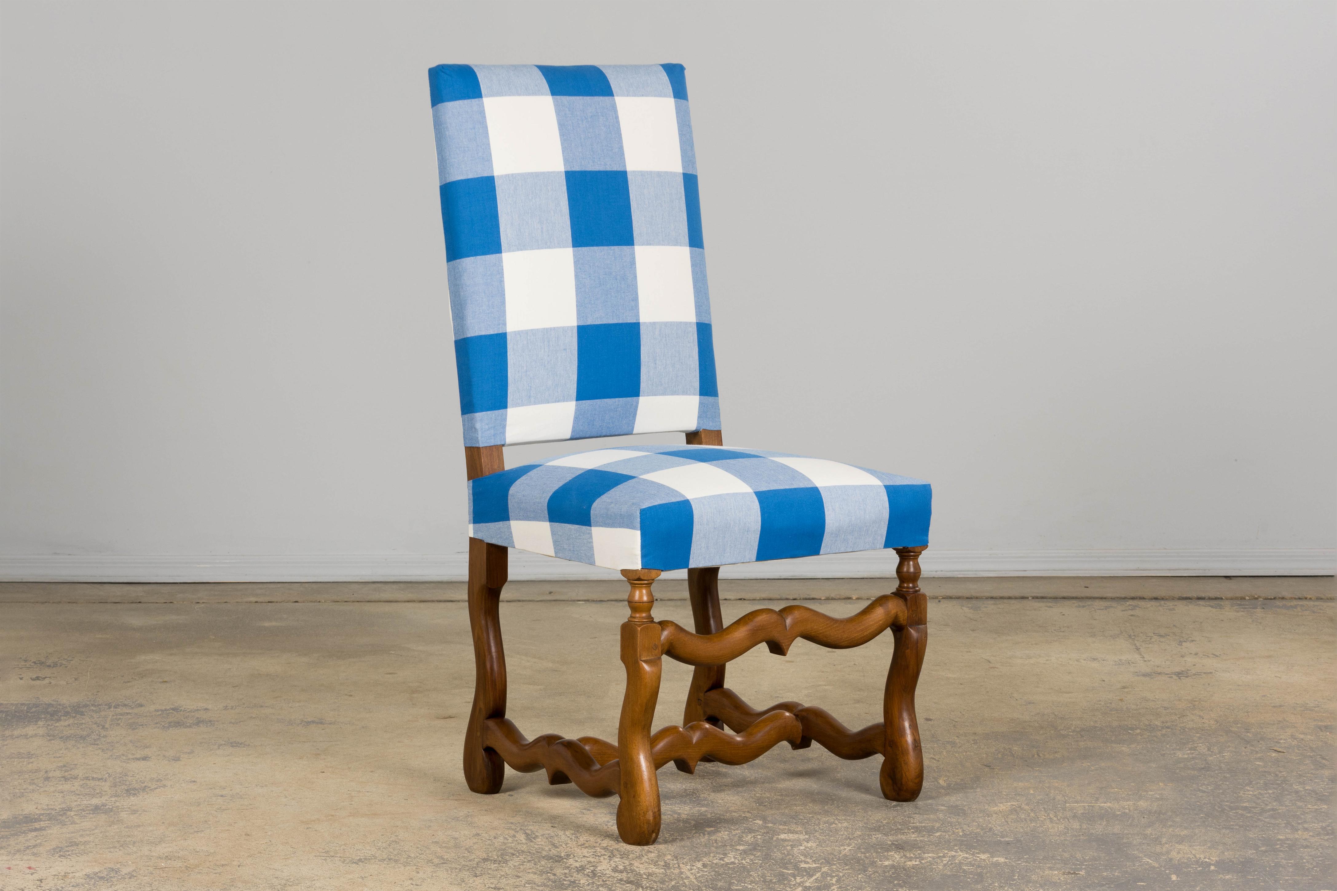 Ensemble de 8 chaises de salle à manger en noyer de style Louis XIII en plaid bleu en vente 1