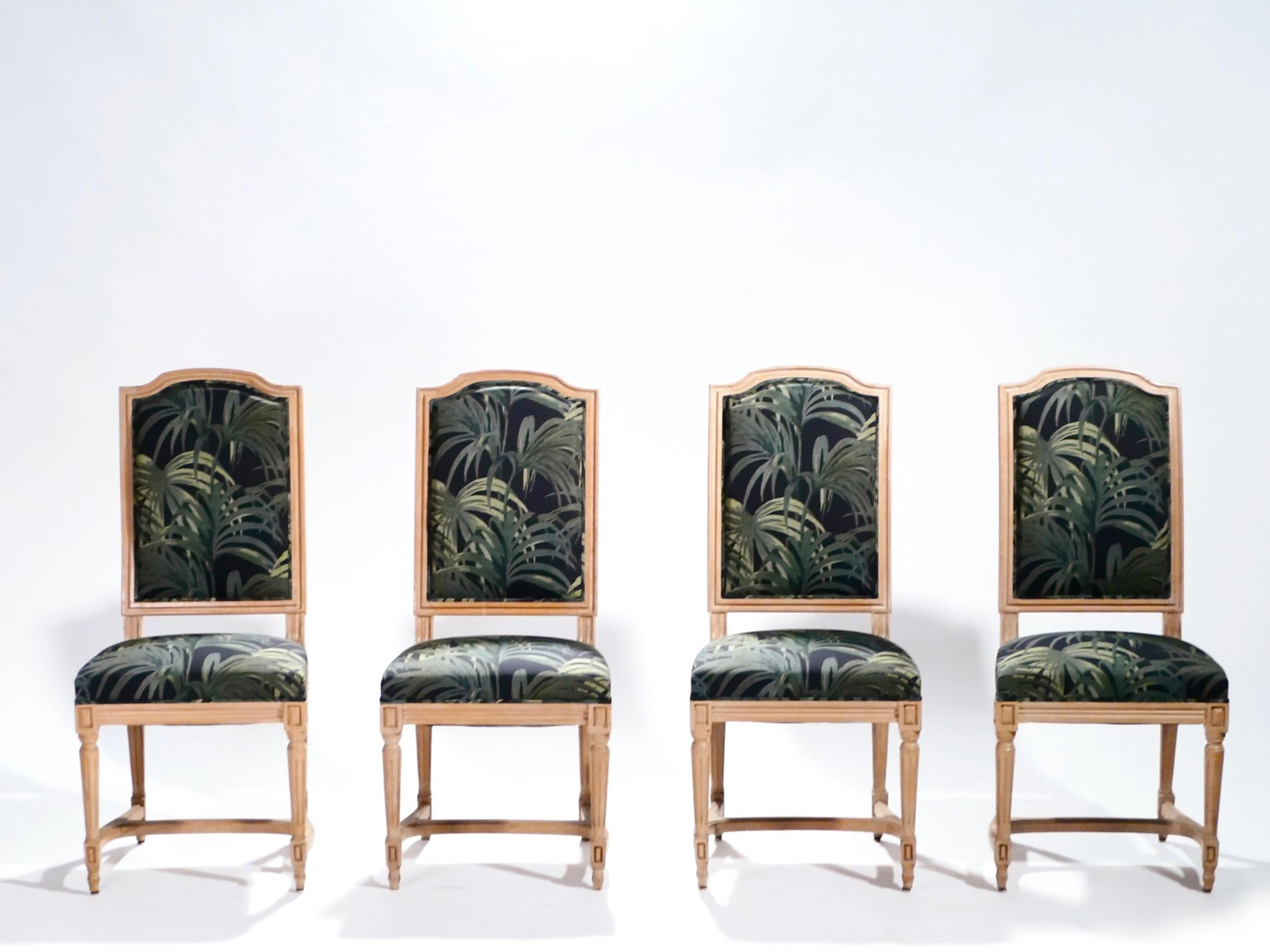 La nouvelle tapisserie colorée contraste avec le magnifique chêne ancien de ces chaises. La belle patine des pieds et de la structure en chêne suffit à évoquer le demi-siècle d'histoire de cet ensemble. Le revêtement, dans un motif frais de palmiers
