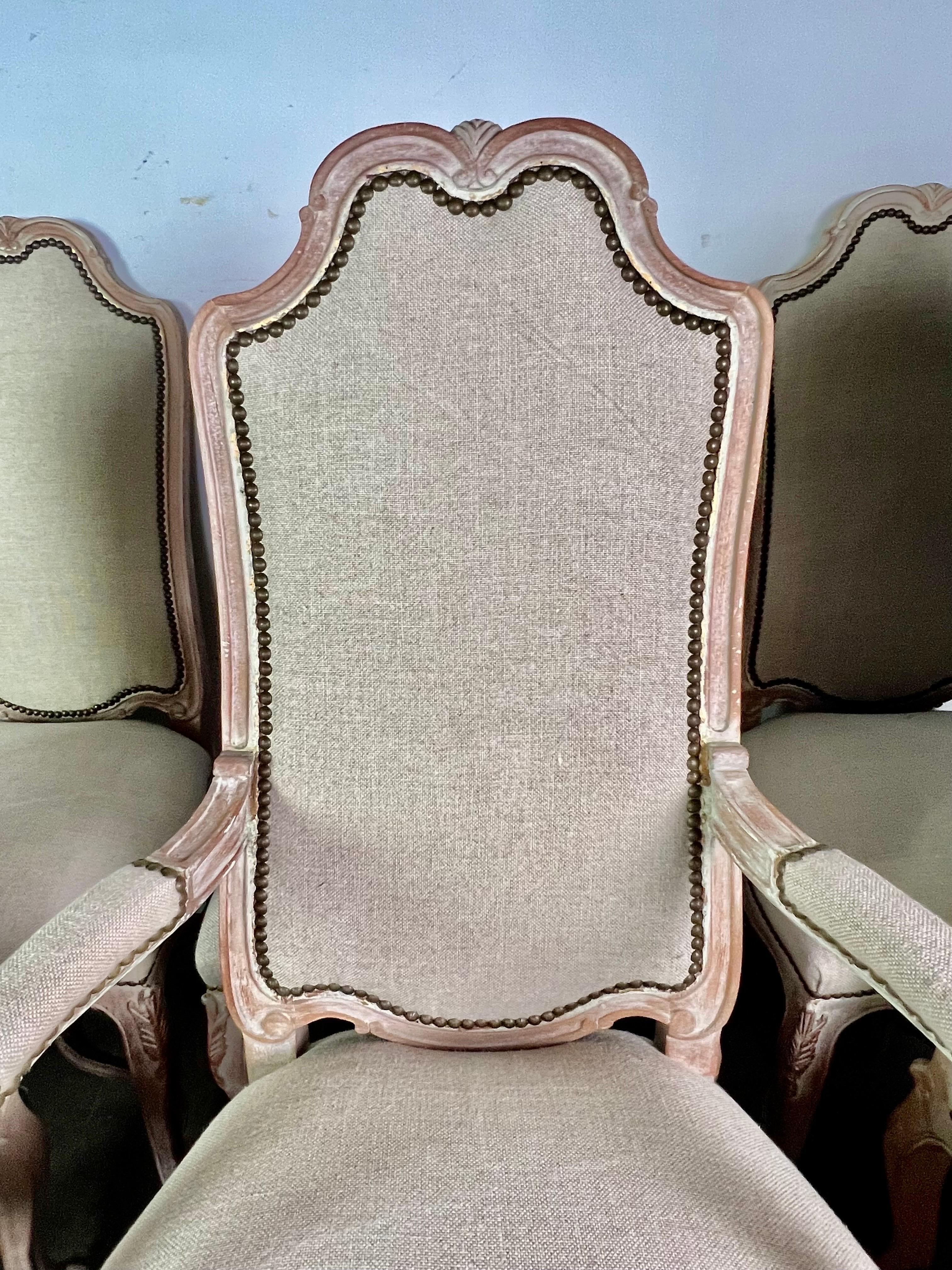 Lot de 8 chaises de salle à manger françaises de style Louis XV en vente 1