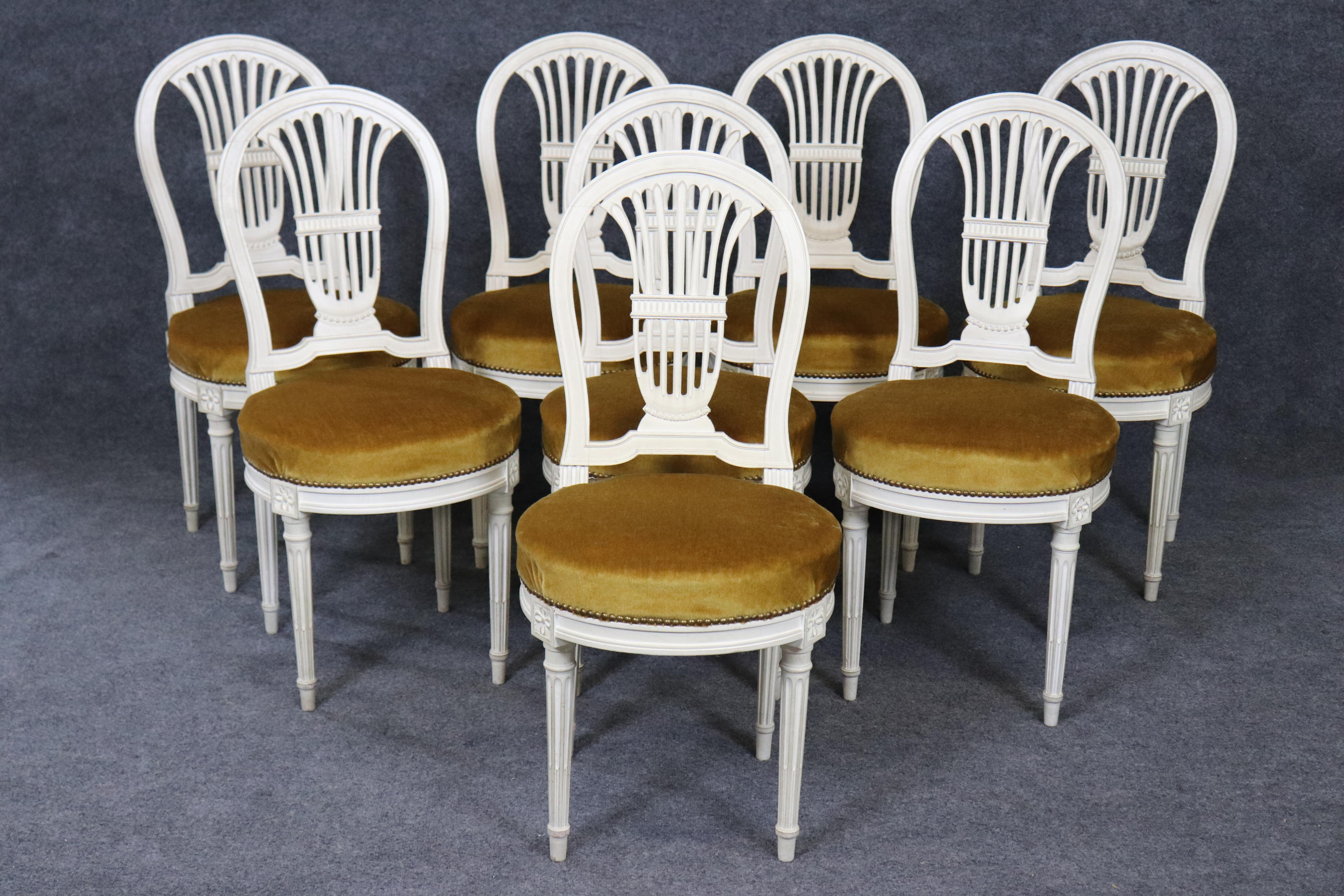 Dies ist ein helles, schickes und wunderschönes Set von 8 Stühlen im Stil von Maison Jansen. Sie sind in einem gebrochenen Weiß gestrichen und mit einer Art goldenem Samt versehen. Die Stühle sind in gutem Zustand und haben fabelhafte Linien mit